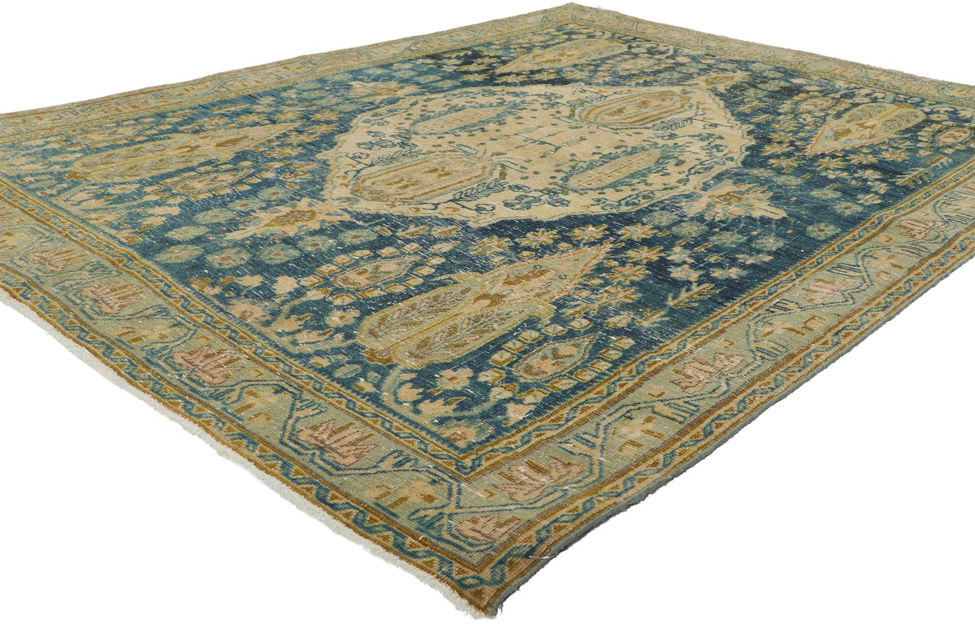 53046 Tapis persan vintage Afshar, 04'09 x 06'06.
Avec son apparence amoureusement usée par le temps et son design de cyprès, ce tapis persan antique en laine nouée à la main et vieillie charme avec aisance et incarne magnifiquement le style Manoir