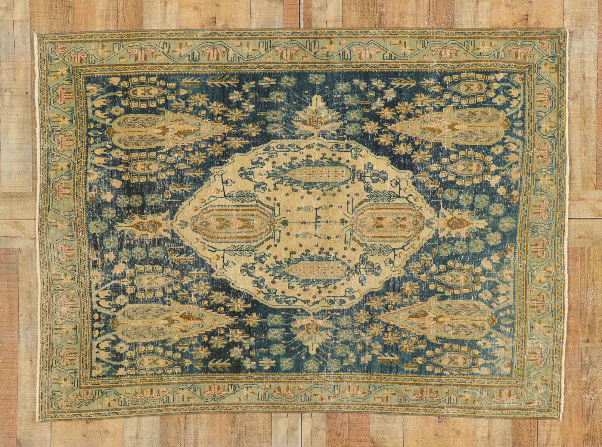 Tapis persan vintage rustique Afshar de couleur terre avec arbres de cyprès en vente 1