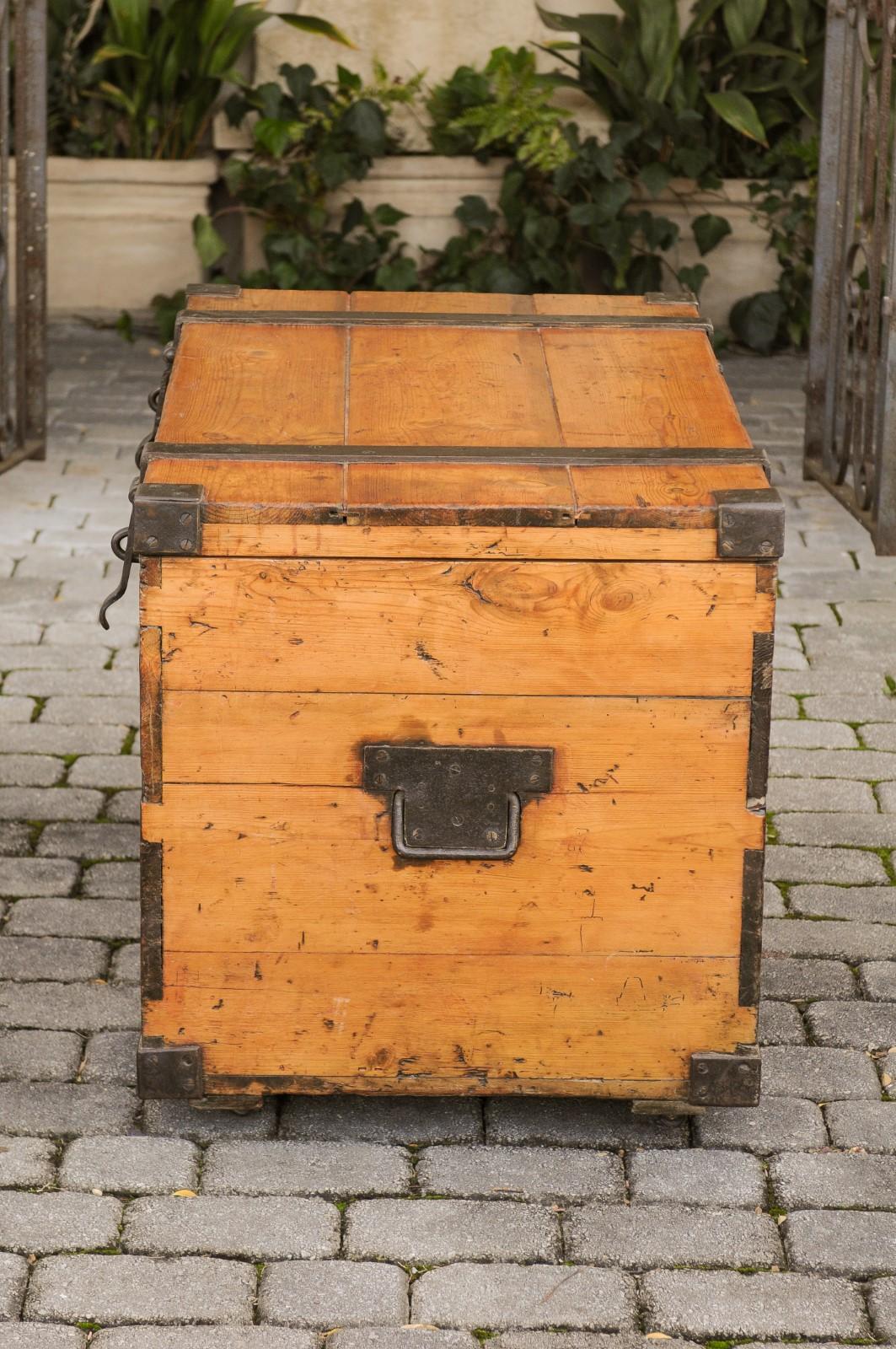 Rustic English 1820s Georgian Pine Trunk with Tin-Lined Interior and Casters 6