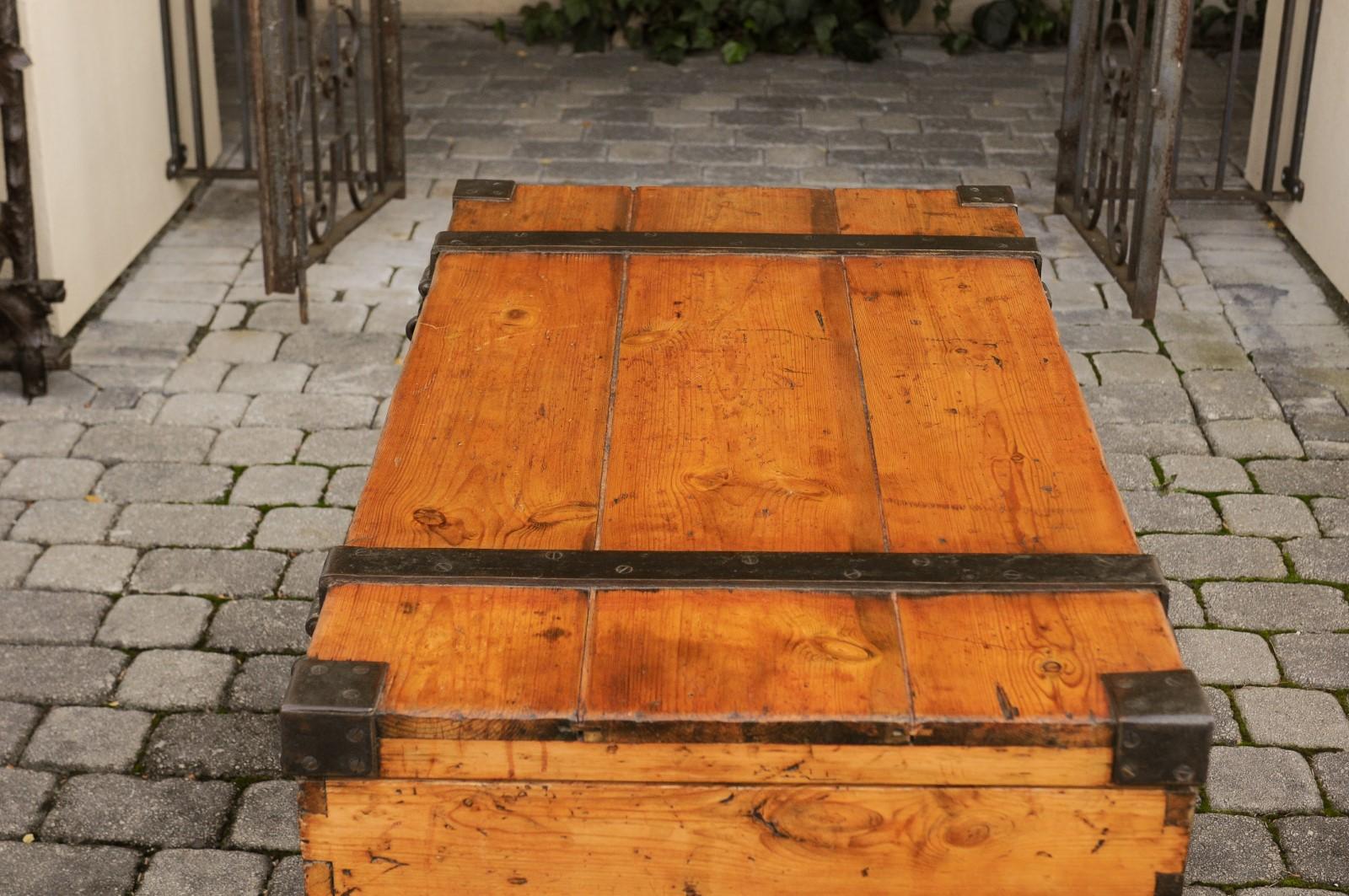 Rustic English 1820s Georgian Pine Trunk with Tin-Lined Interior and Casters 7