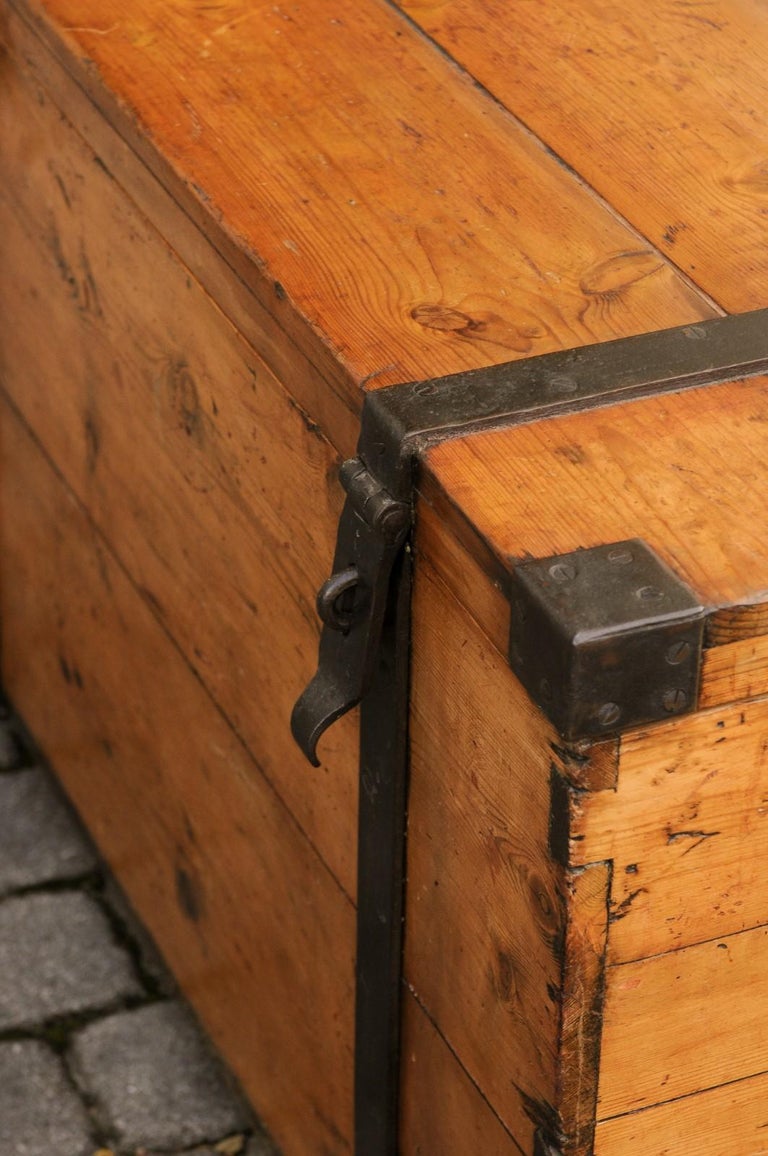 Rustic English 1820s Georgian Pine Trunk With Tin Lined Interior And Casters