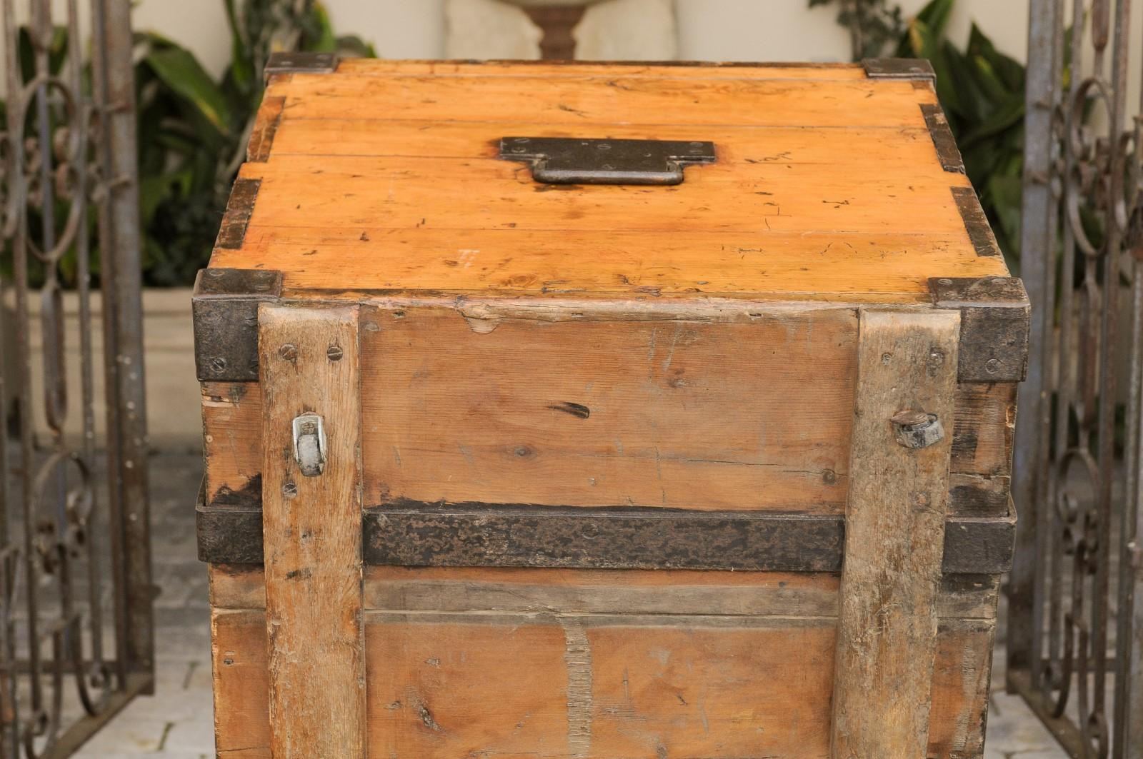 Rustic English 1820s Georgian Pine Trunk with Tin-Lined Interior and Casters 10