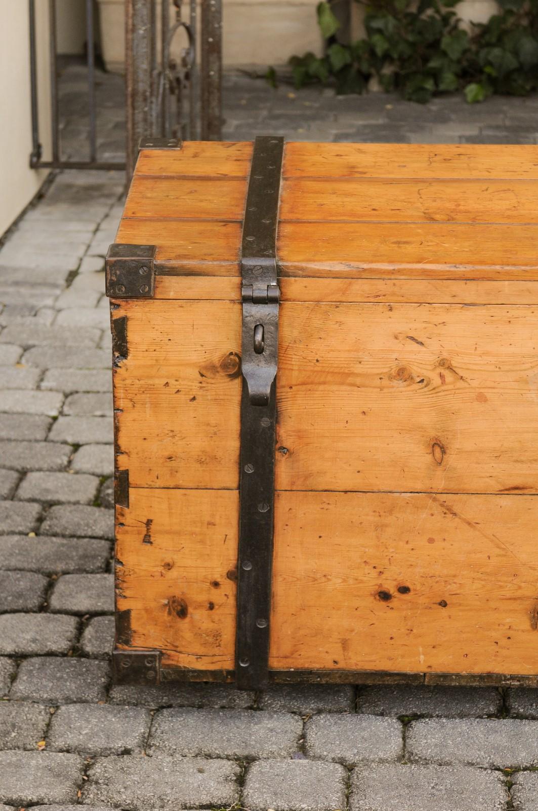 Rustic English 1820s Georgian Pine Trunk with Tin-Lined Interior and Casters In Good Condition In Atlanta, GA