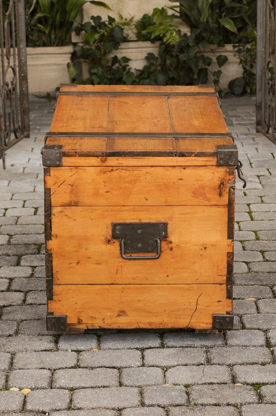 Rustic English 1820s Georgian Pine Trunk with Tin-Lined Interior and Casters 4