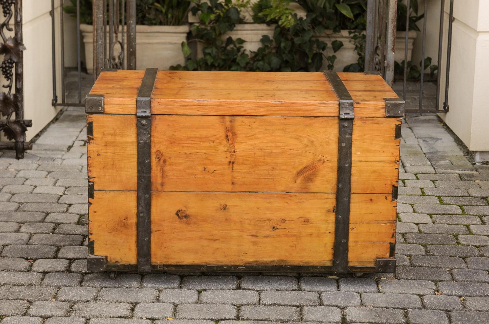 Rustic English 1820s Georgian Pine Trunk with Tin-Lined Interior and Casters 4