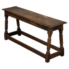 Rustic English 1880s Oak Bench with Splaying Turned Legs and Side Stretchers
