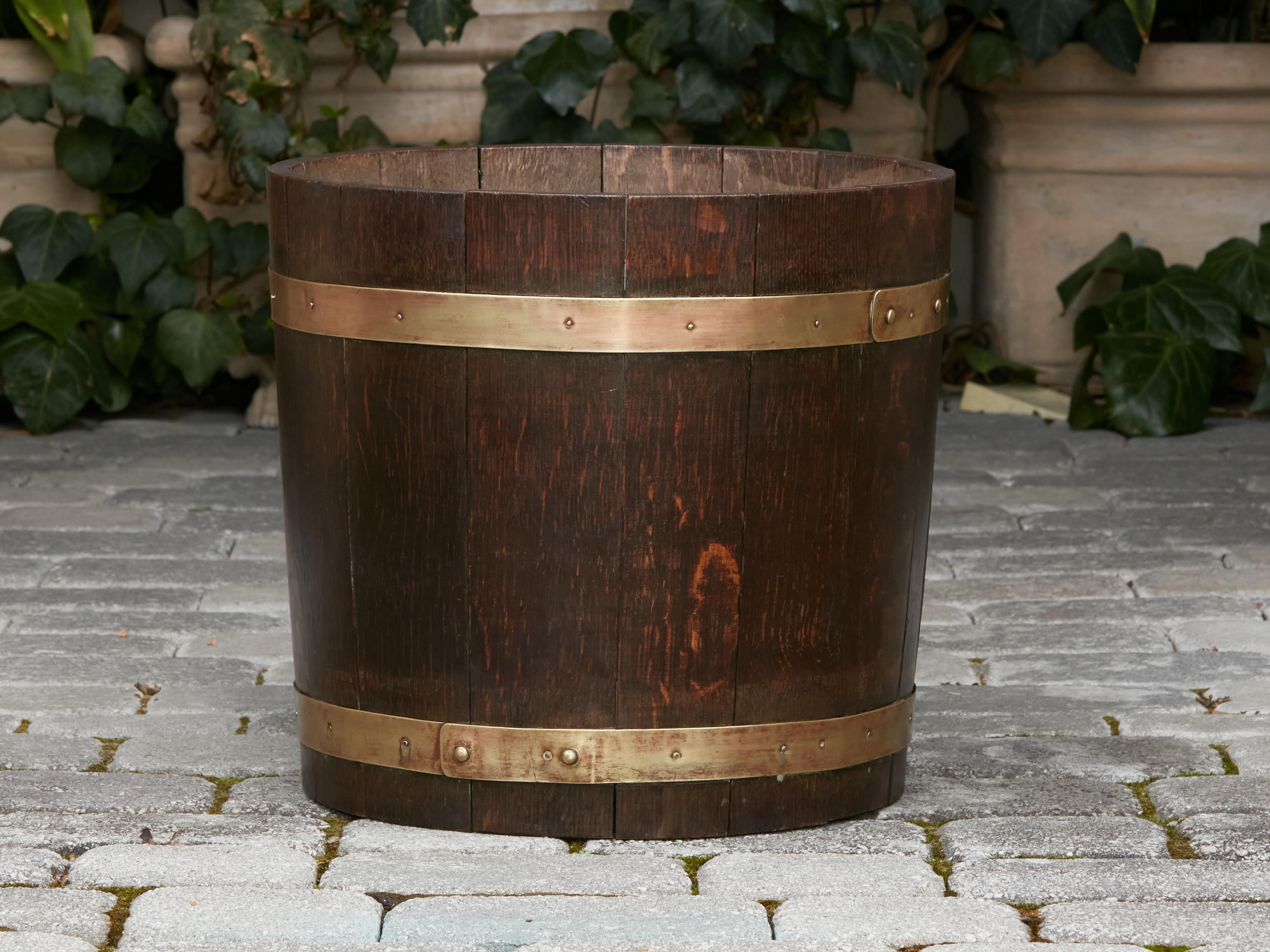 Rustic English 1900s Brass Bound Oak Bucket with Dark Brown Patina In Good Condition For Sale In Atlanta, GA