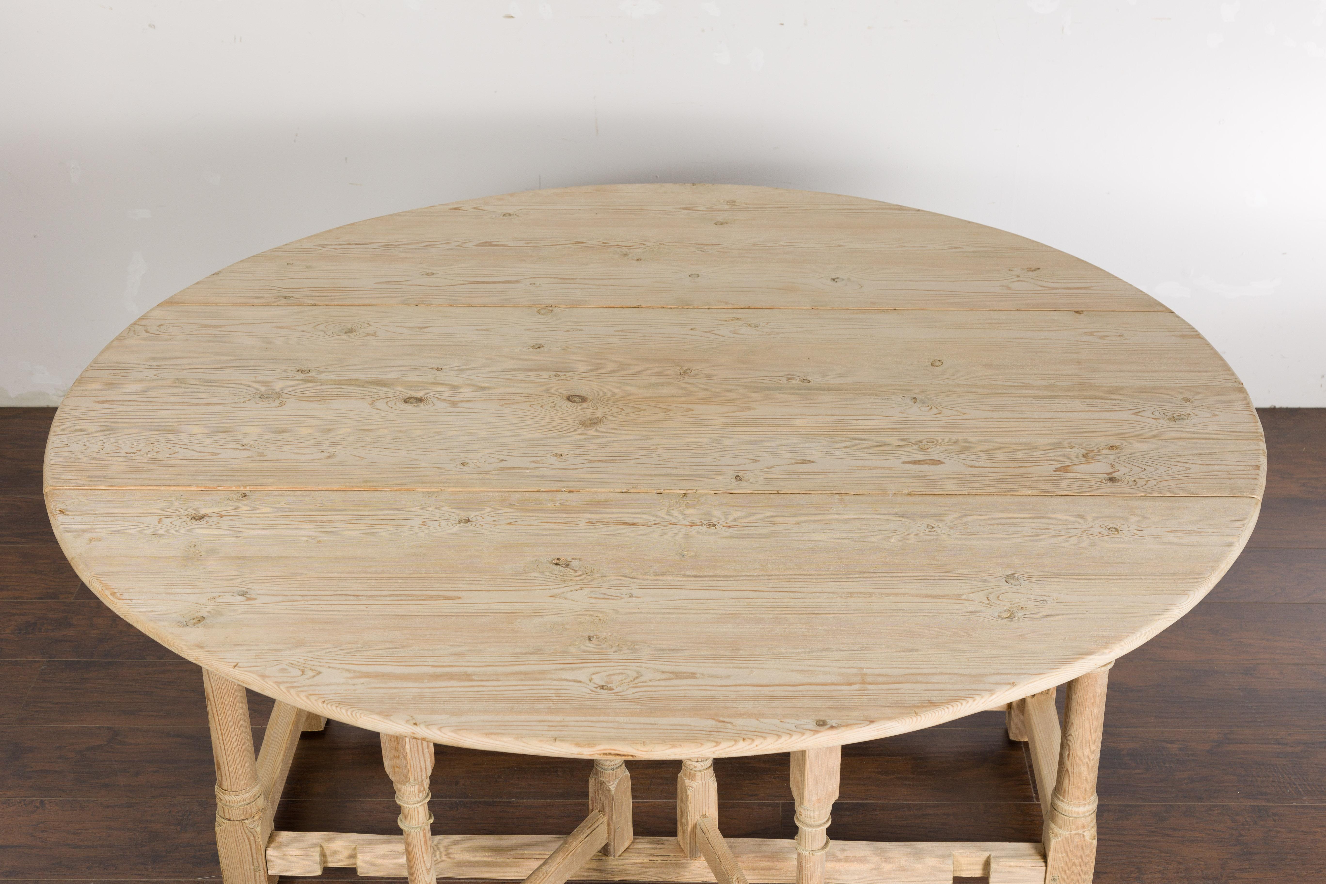 Table ronde rustique anglaise du 19ème siècle en pin à plateau torsadé et pieds tournés 1