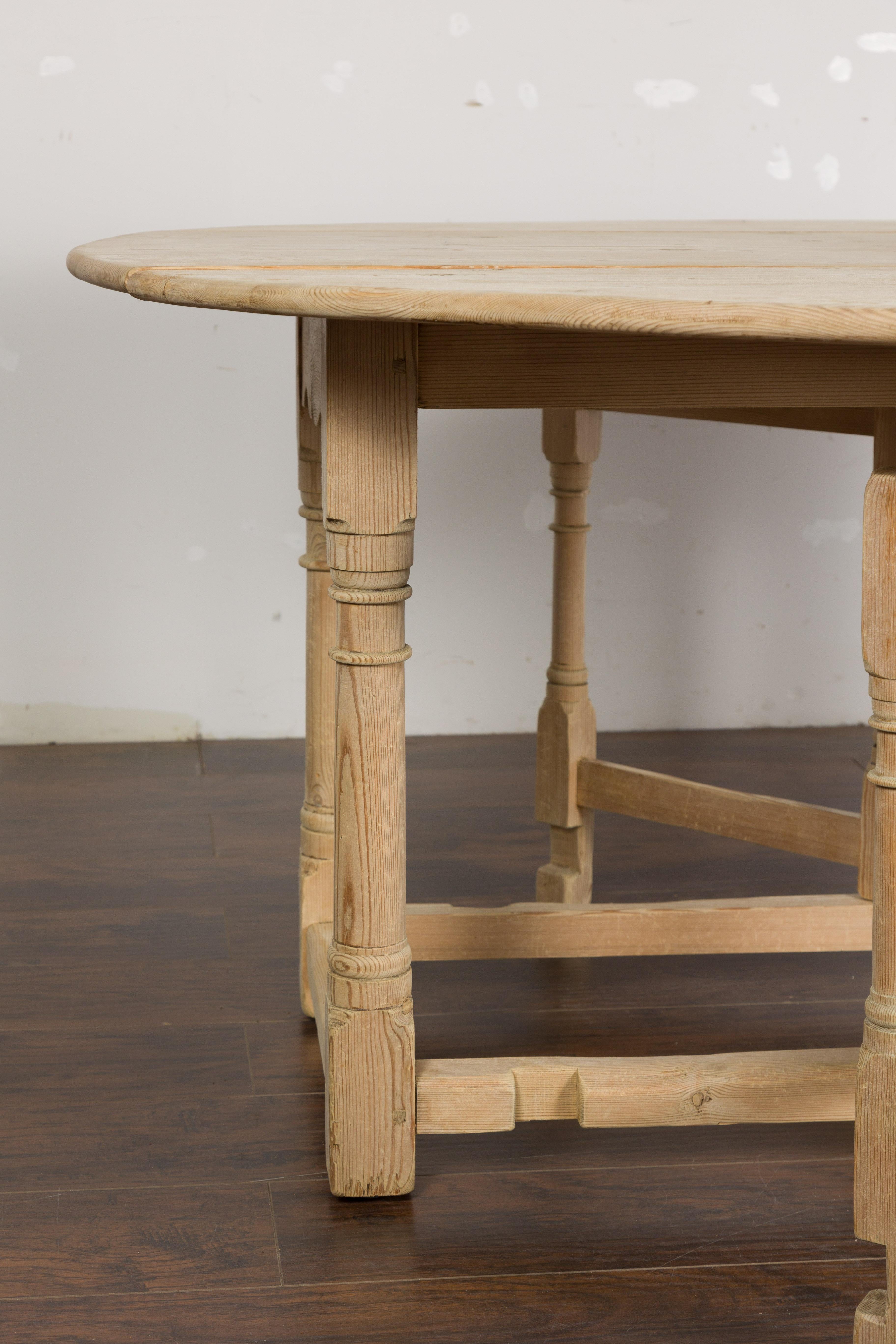 Rustikaler englischer Kiefernholztisch mit runder Platte und gedrechselten Beinen aus dem 19. im Angebot 7