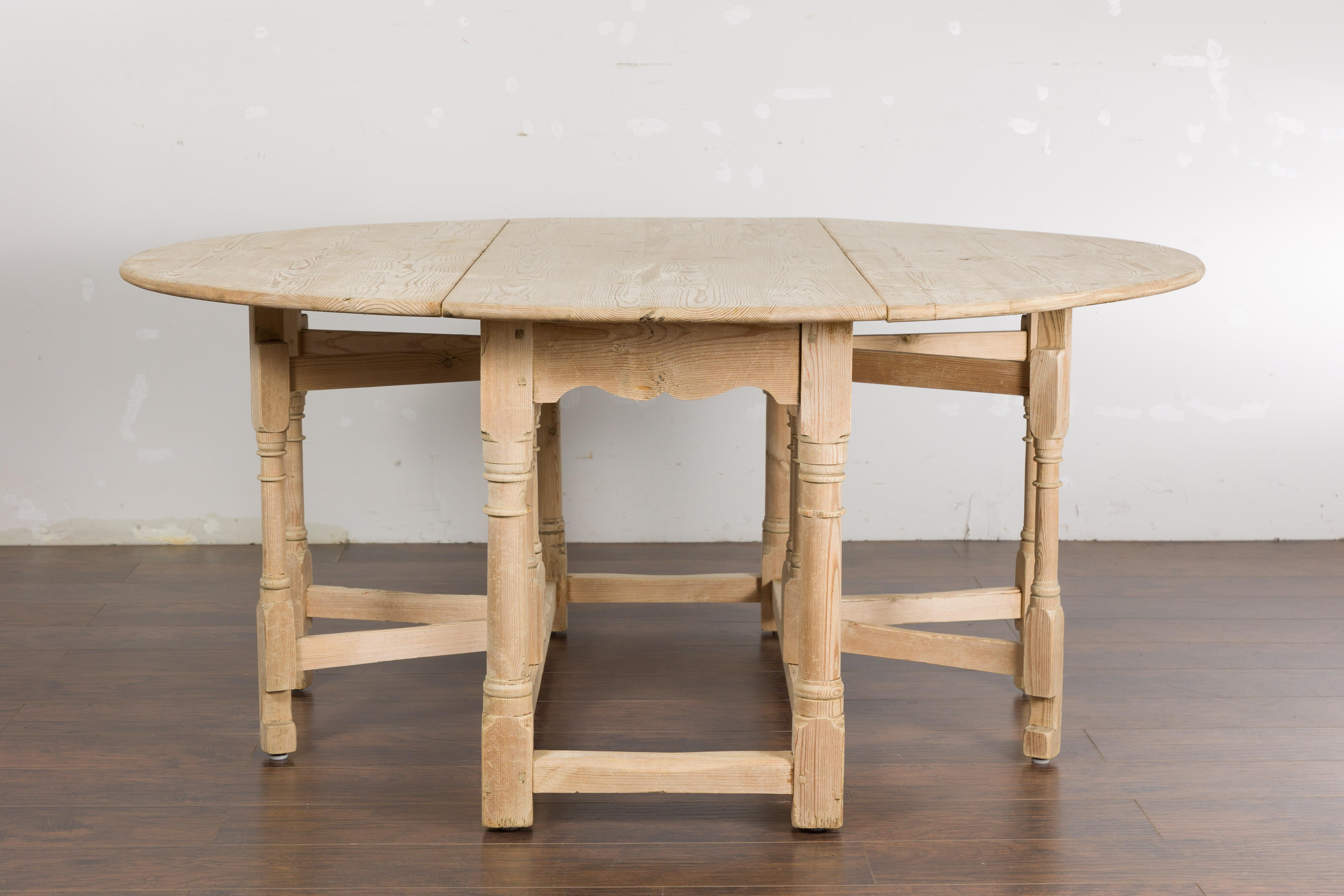 Rustic English 19th Century Pine Drop Leaf Round Top Table with Turned Legs For Sale 10