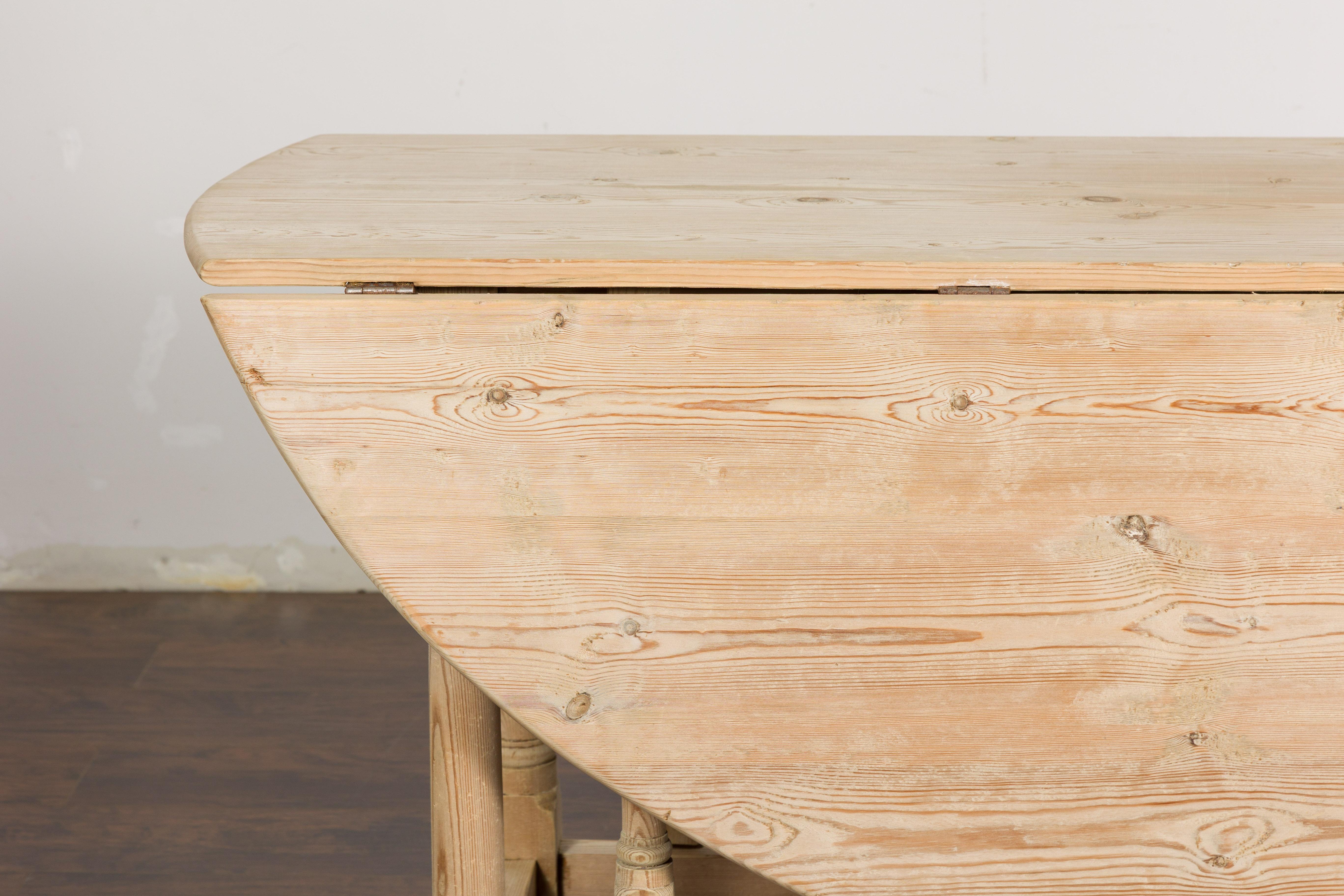 Rustikaler englischer Kiefernholztisch mit runder Platte und gedrechselten Beinen aus dem 19. im Zustand „Gut“ im Angebot in Atlanta, GA