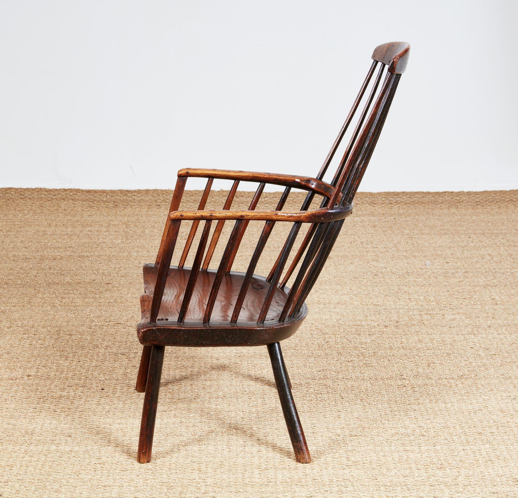 Rustic English Comb Back Windsor In Good Condition For Sale In Greenwich, CT