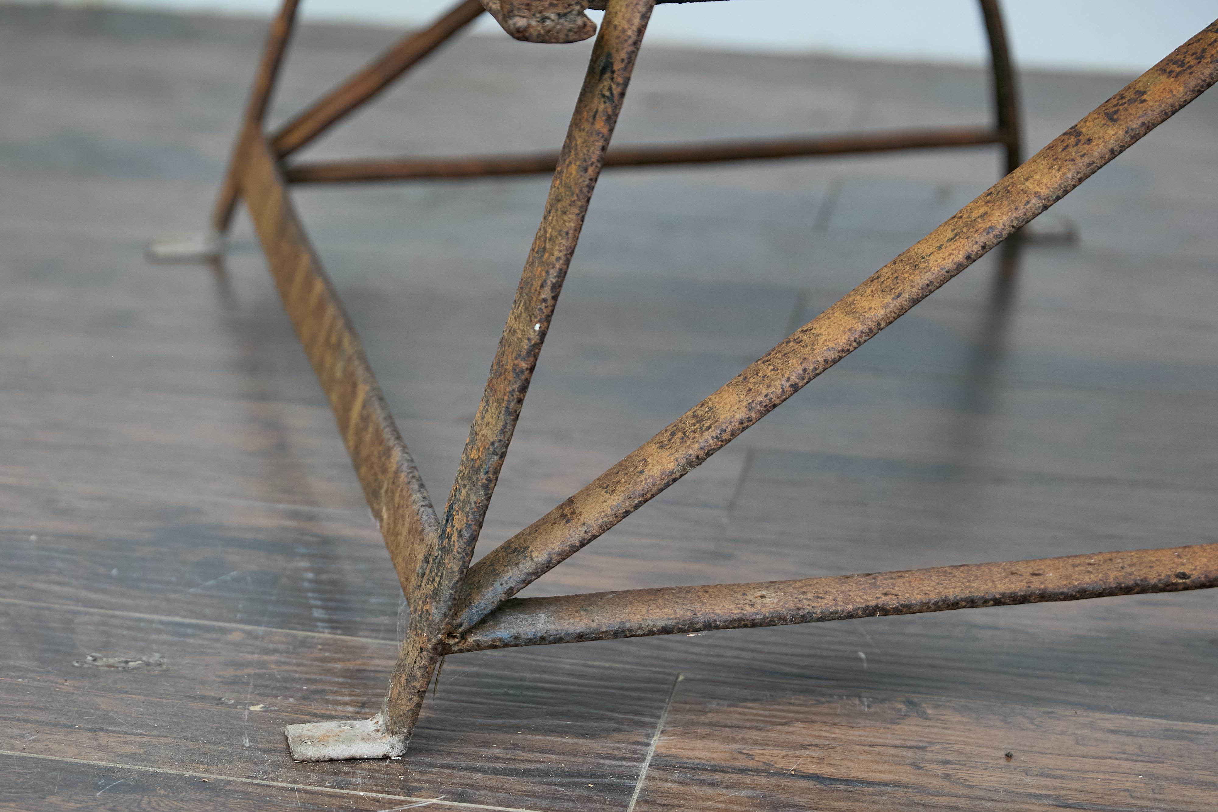 Banc de jardin victorien anglais rustique du 19ème siècle avec dos en forme d'éventail en vente 4