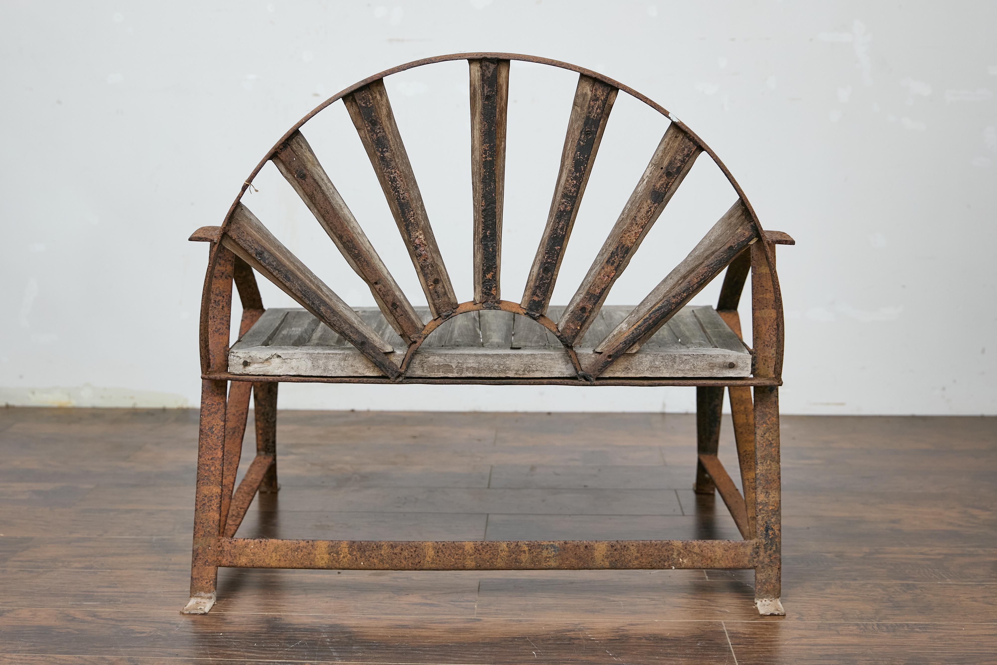 Banc de jardin victorien anglais rustique du 19ème siècle avec dos en forme d'éventail en vente 2