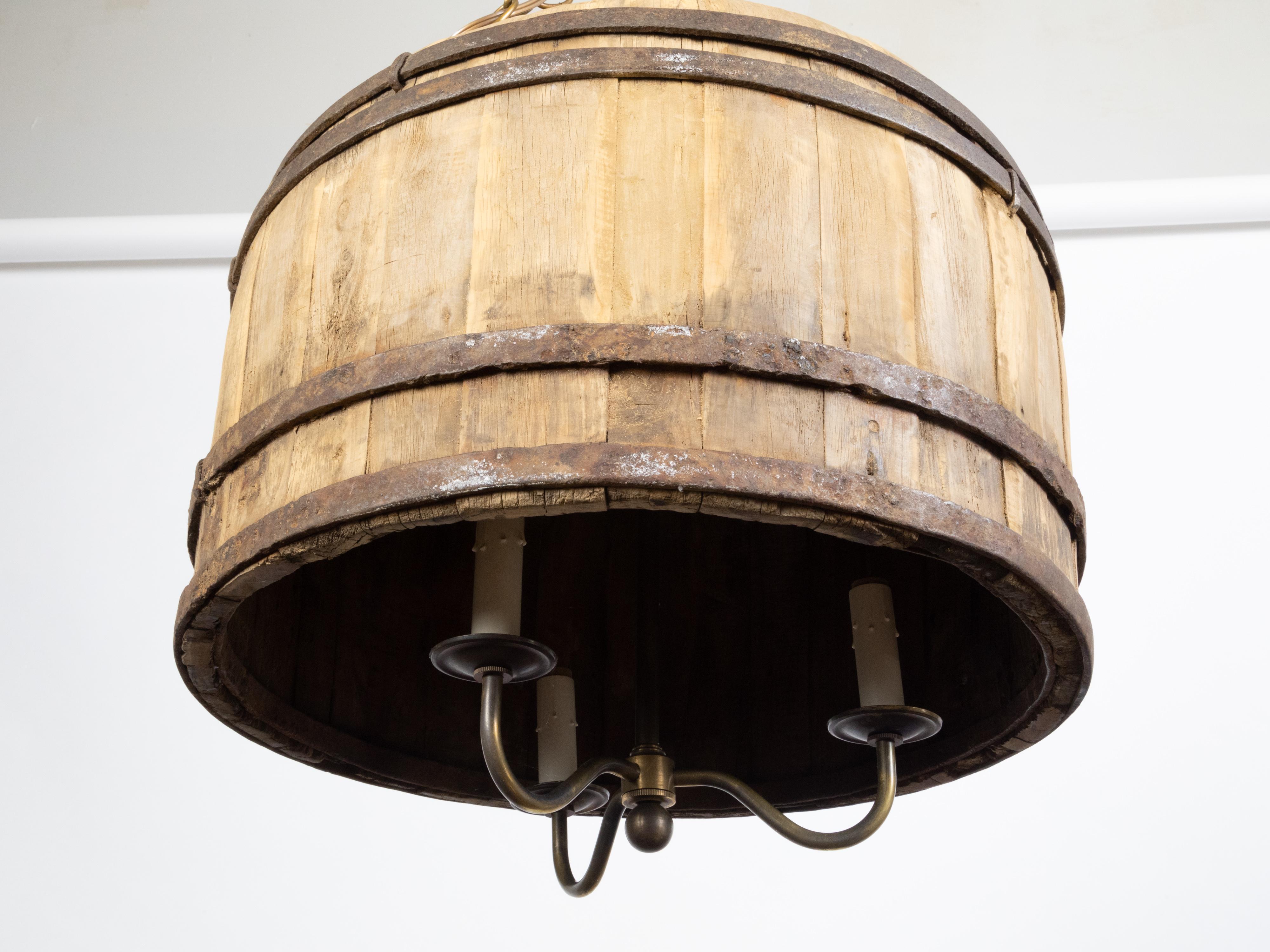 Luminaire baril rustique anglais vintage en bois avec trois bras à volutes en vente 3