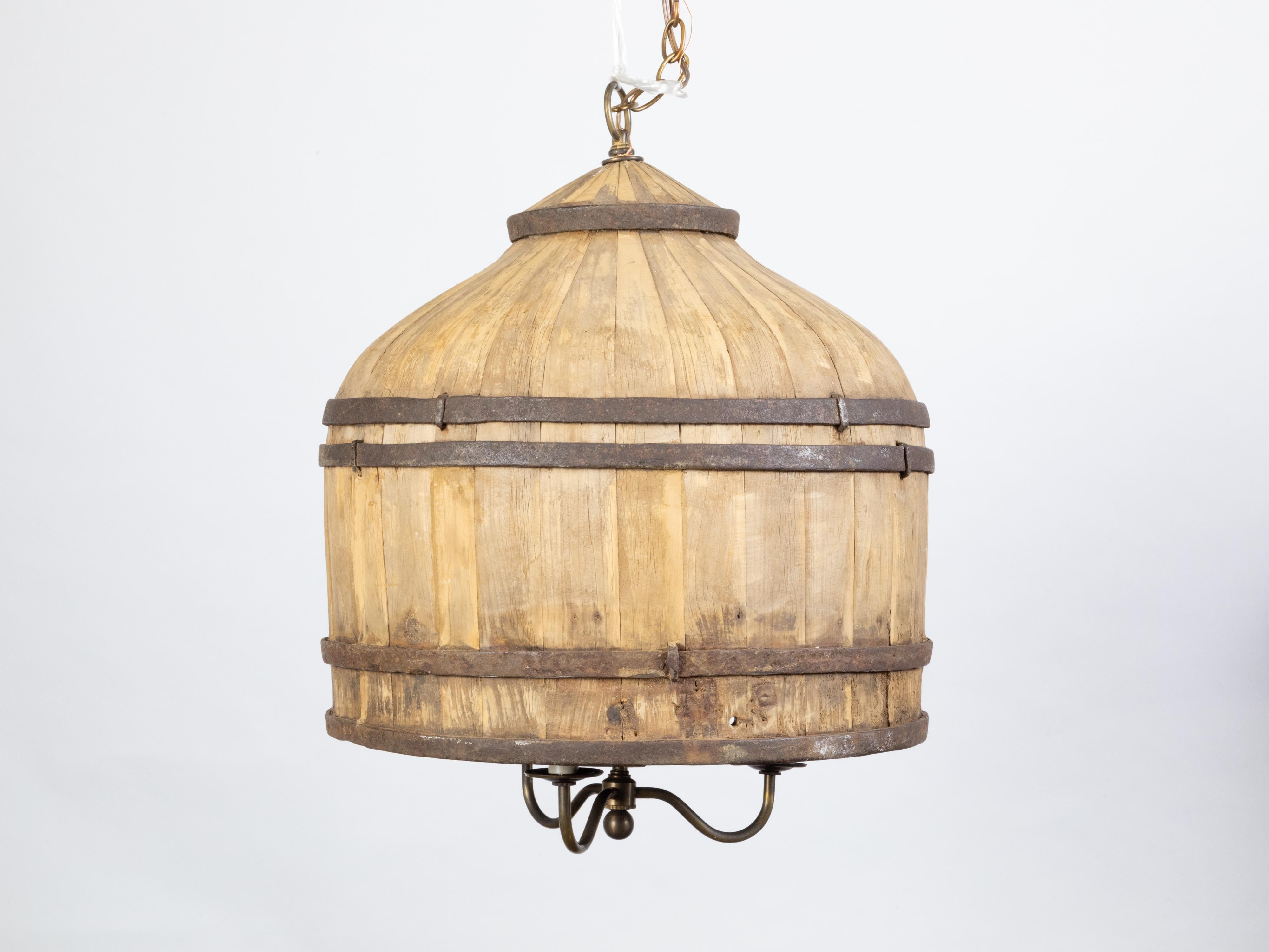 20ième siècle Luminaire baril rustique anglais vintage en bois avec trois bras à volutes en vente