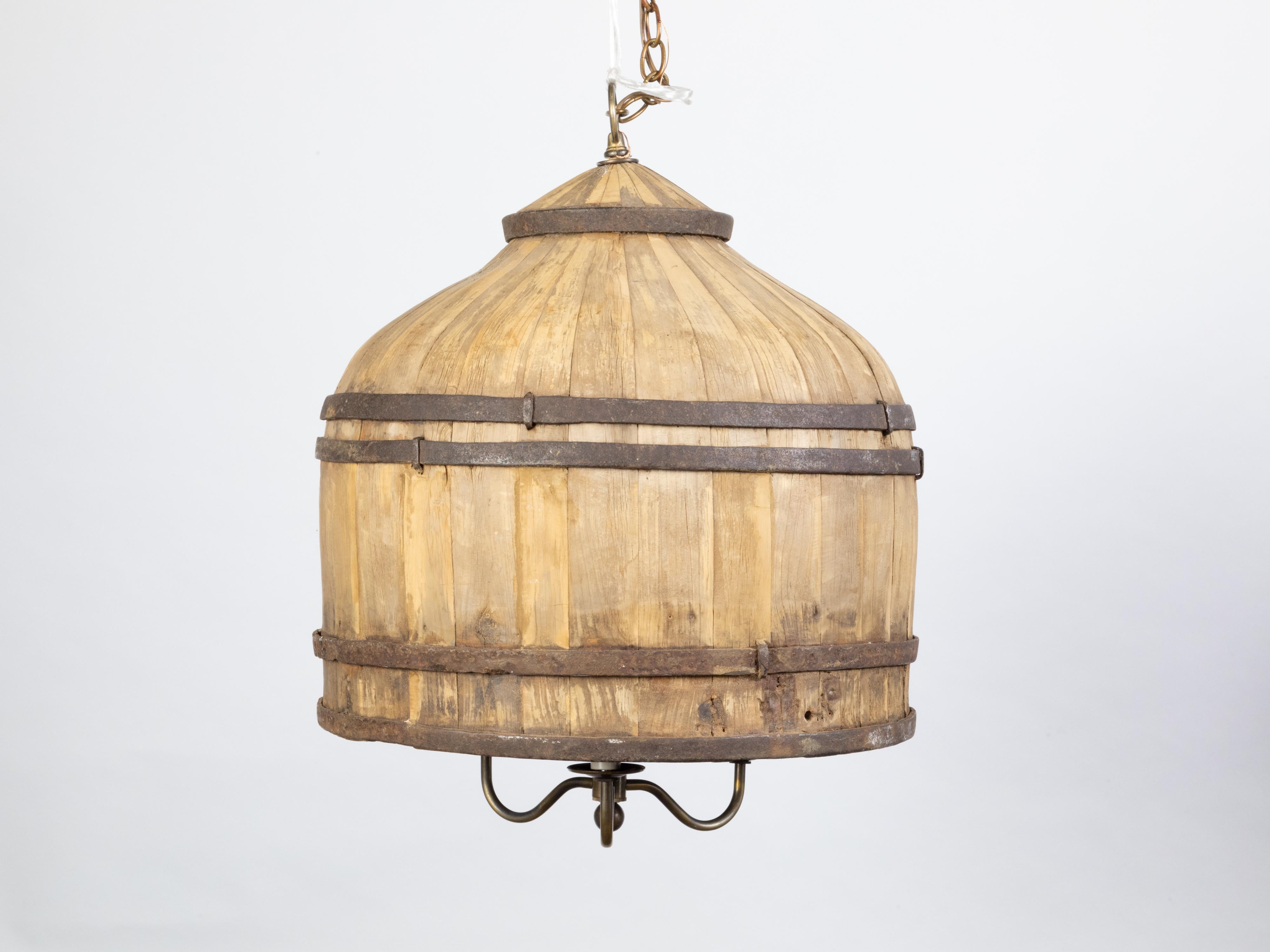 Métal Luminaire baril rustique anglais vintage en bois avec trois bras à volutes en vente