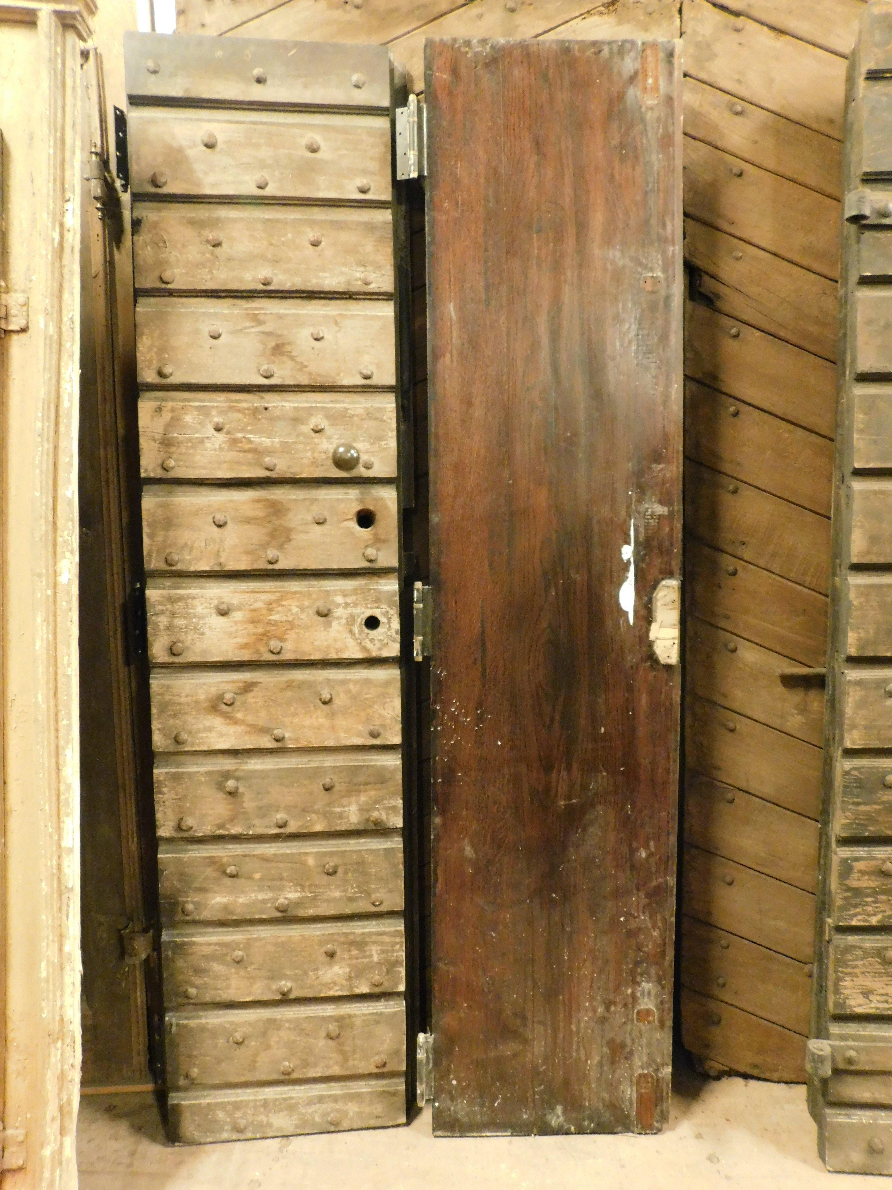 Porta d'ingresso rustica in legno chiodato a due ante, Italia in vendita 4