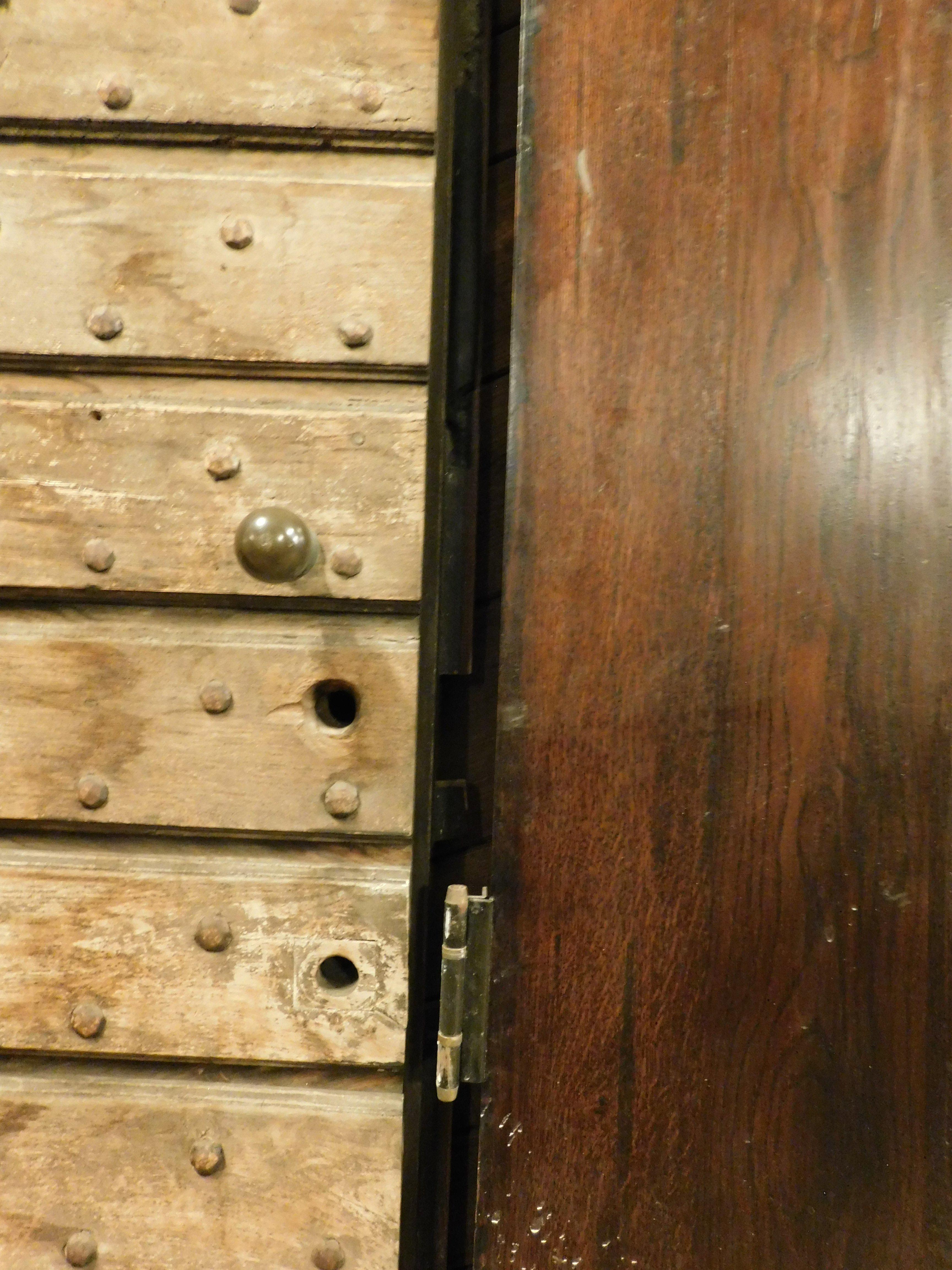 Porta d'ingresso rustica in legno chiodato a due ante, Italia in vendita 5