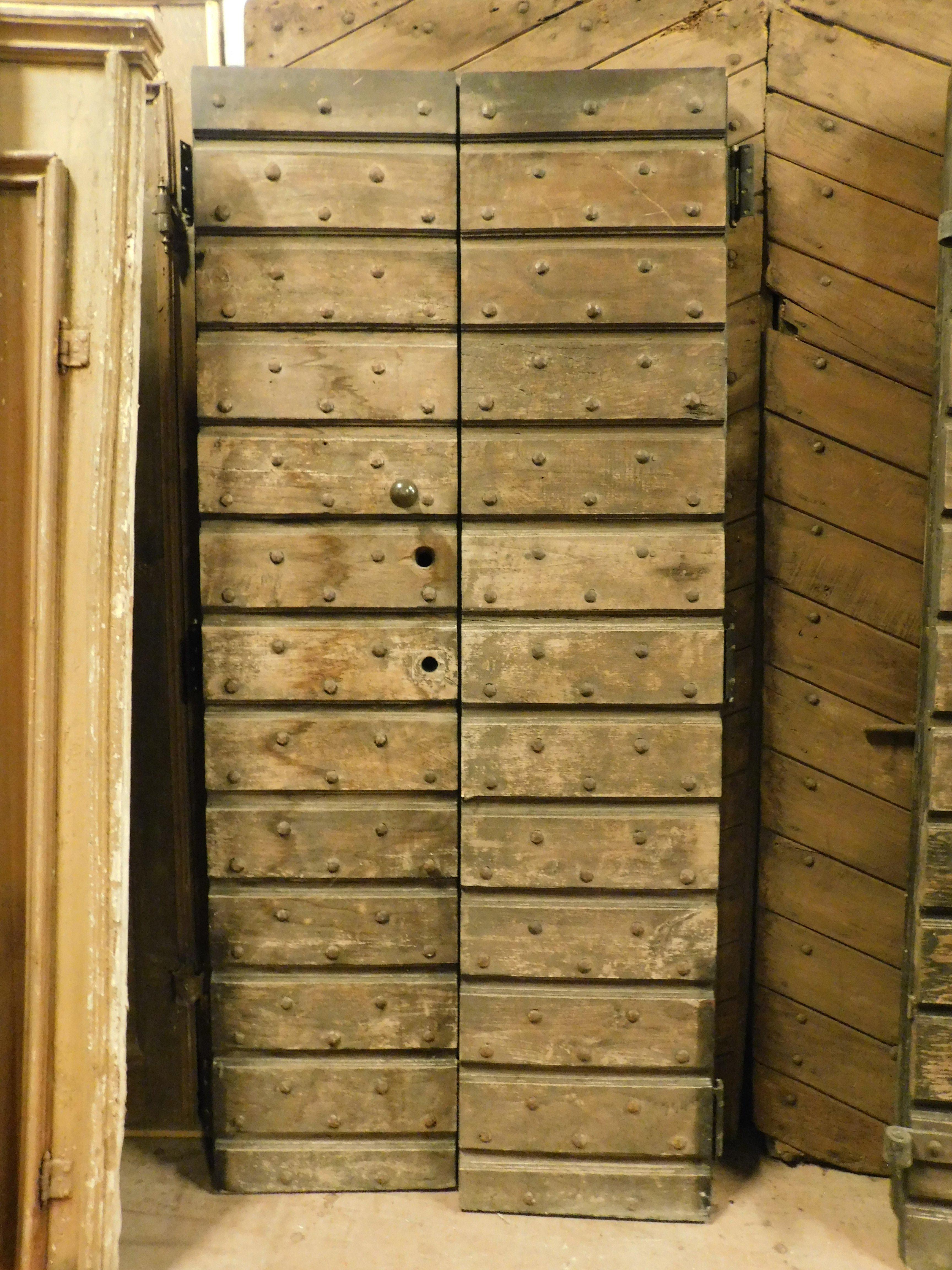 Porta d'ingresso antica, portone rustico in legno massiccio di castagno, porta a due ante, liscia e impiallacciata retro, proveniente da una casa in campagna in Italia, originale del XIX secolo, apertura a spinta.
Dimensioni massime cm L 92 x H 204