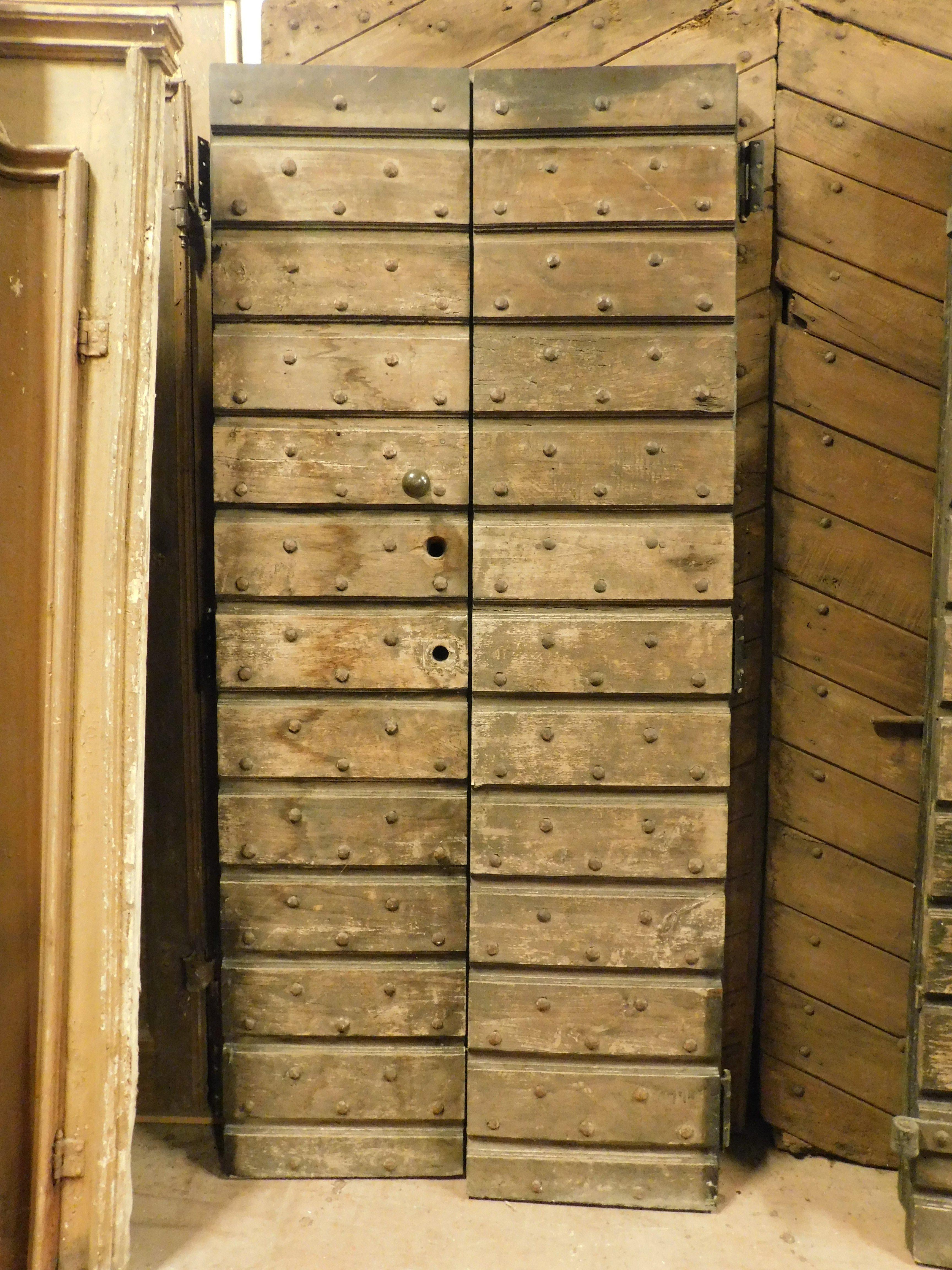 Italiano Porta d'ingresso rustica in legno chiodato a due ante, Italia in vendita