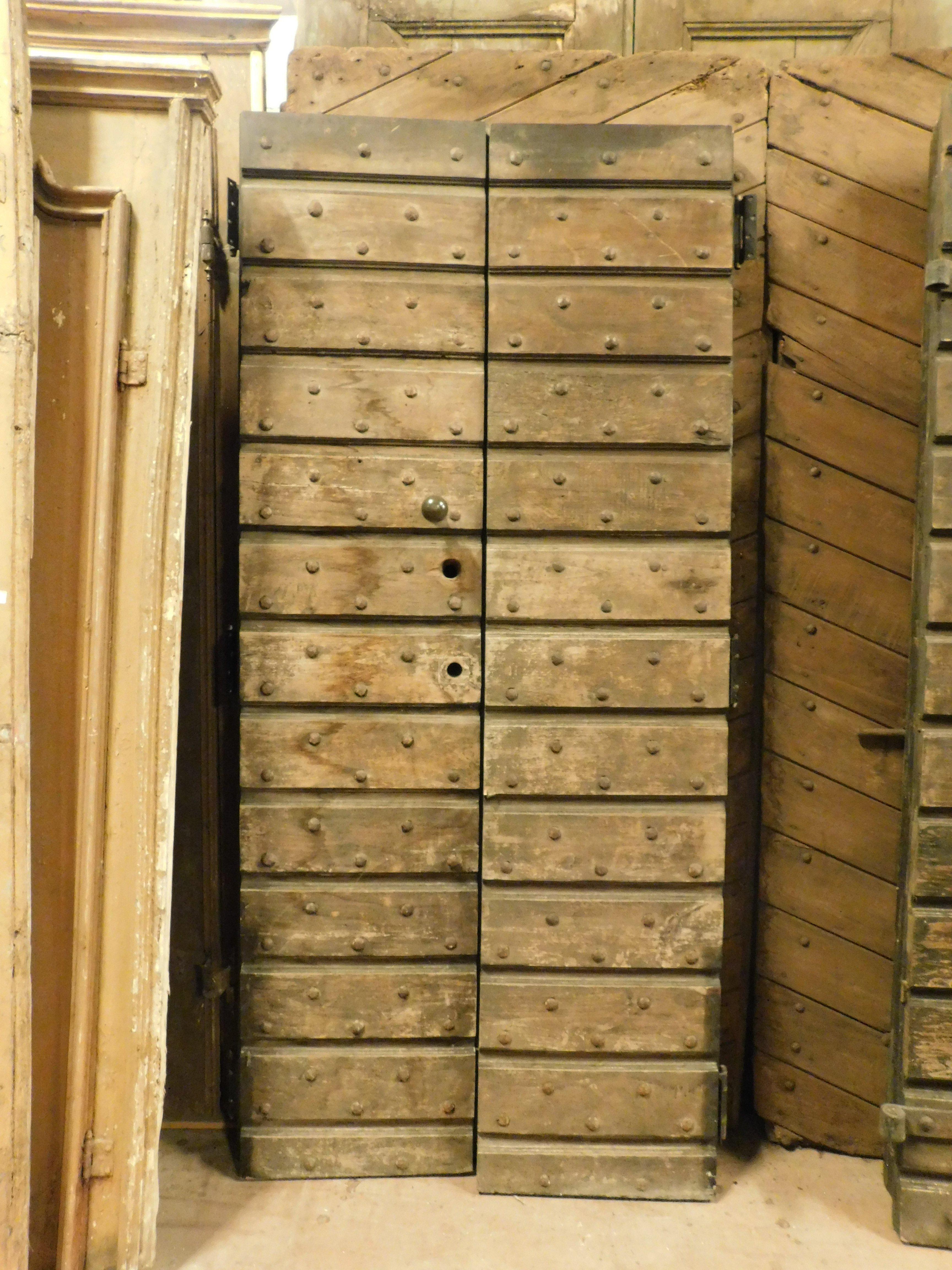 Porta d'ingresso rustica in legno chiodato a due ante, Italia In condizioni buone in vendita a Cuneo, Italy (CN)