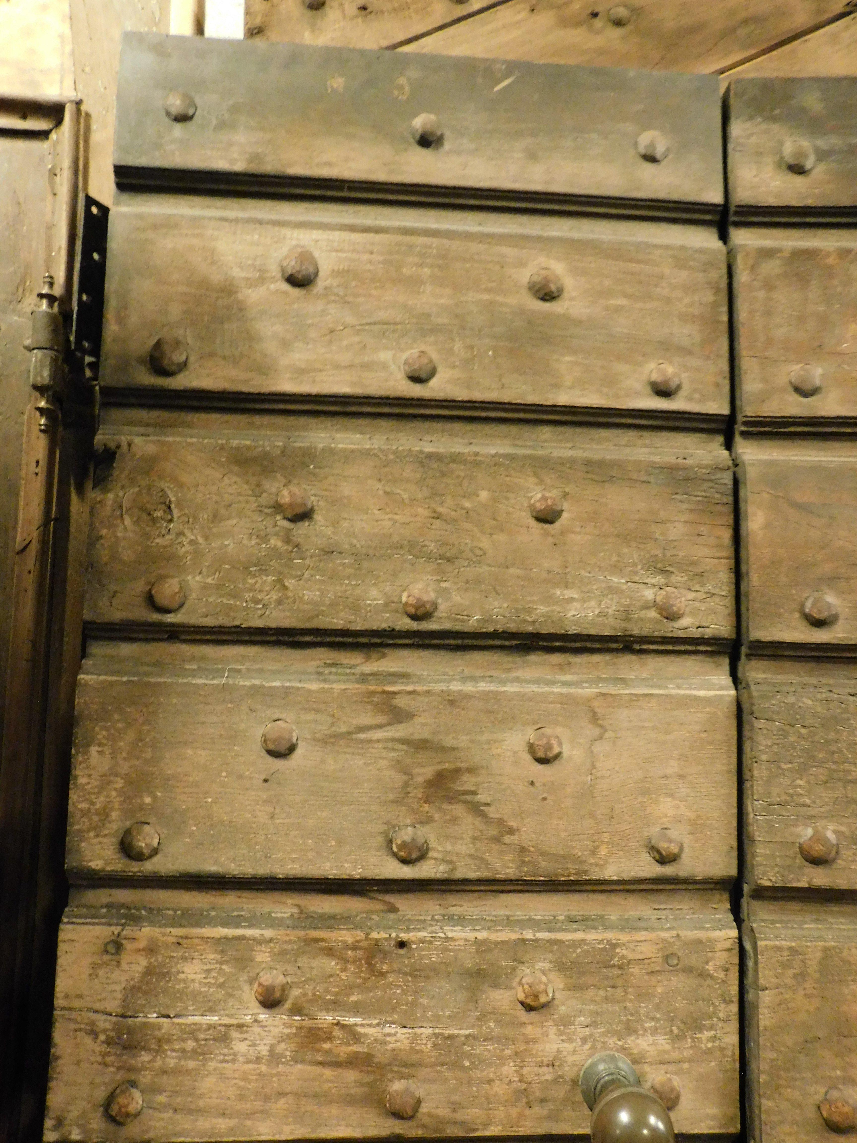 XIX secolo Porta d'ingresso rustica in legno chiodato a due ante, Italia in vendita