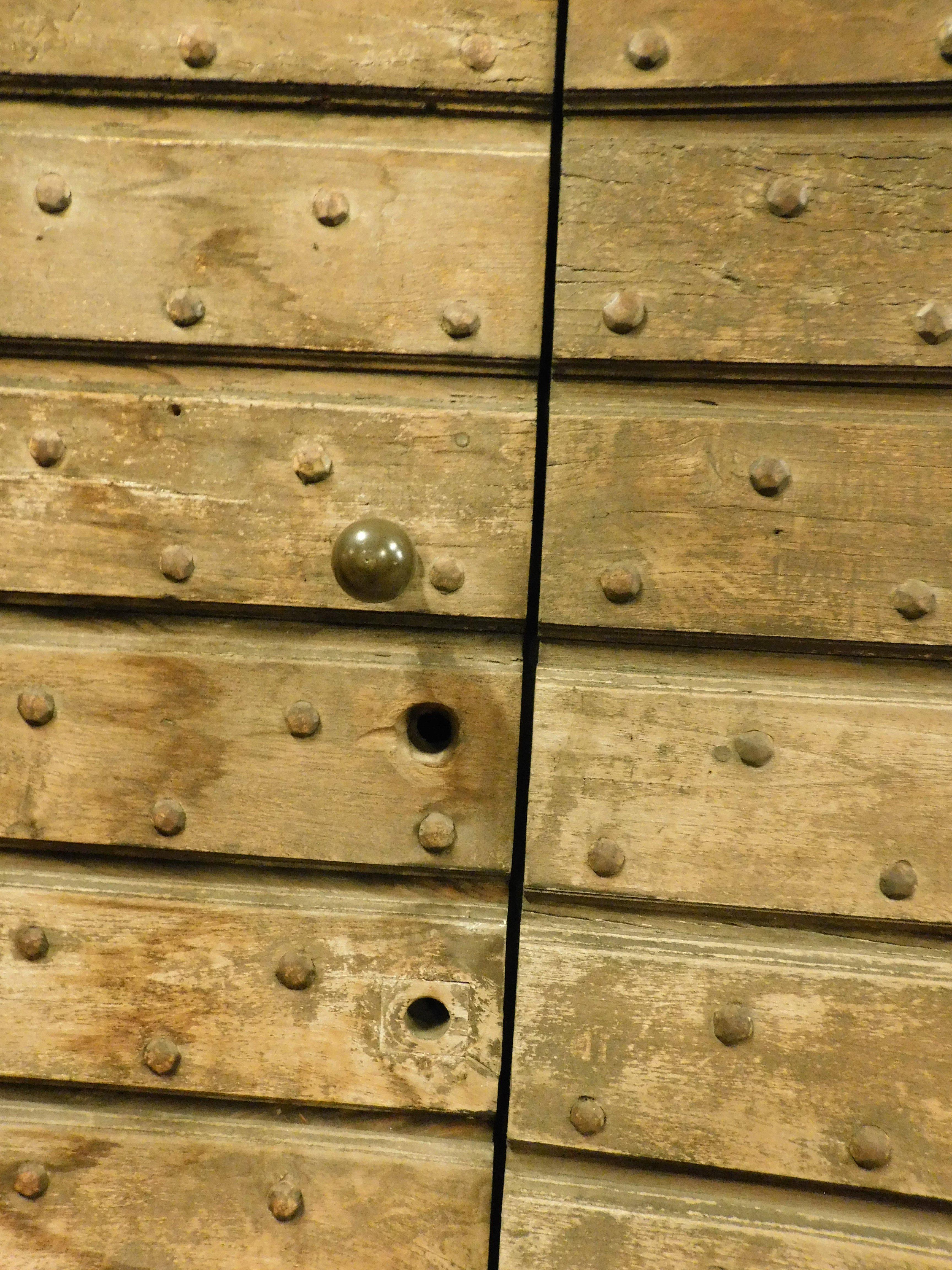 Castagno Porta d'ingresso rustica in legno chiodato a due ante, Italia in vendita