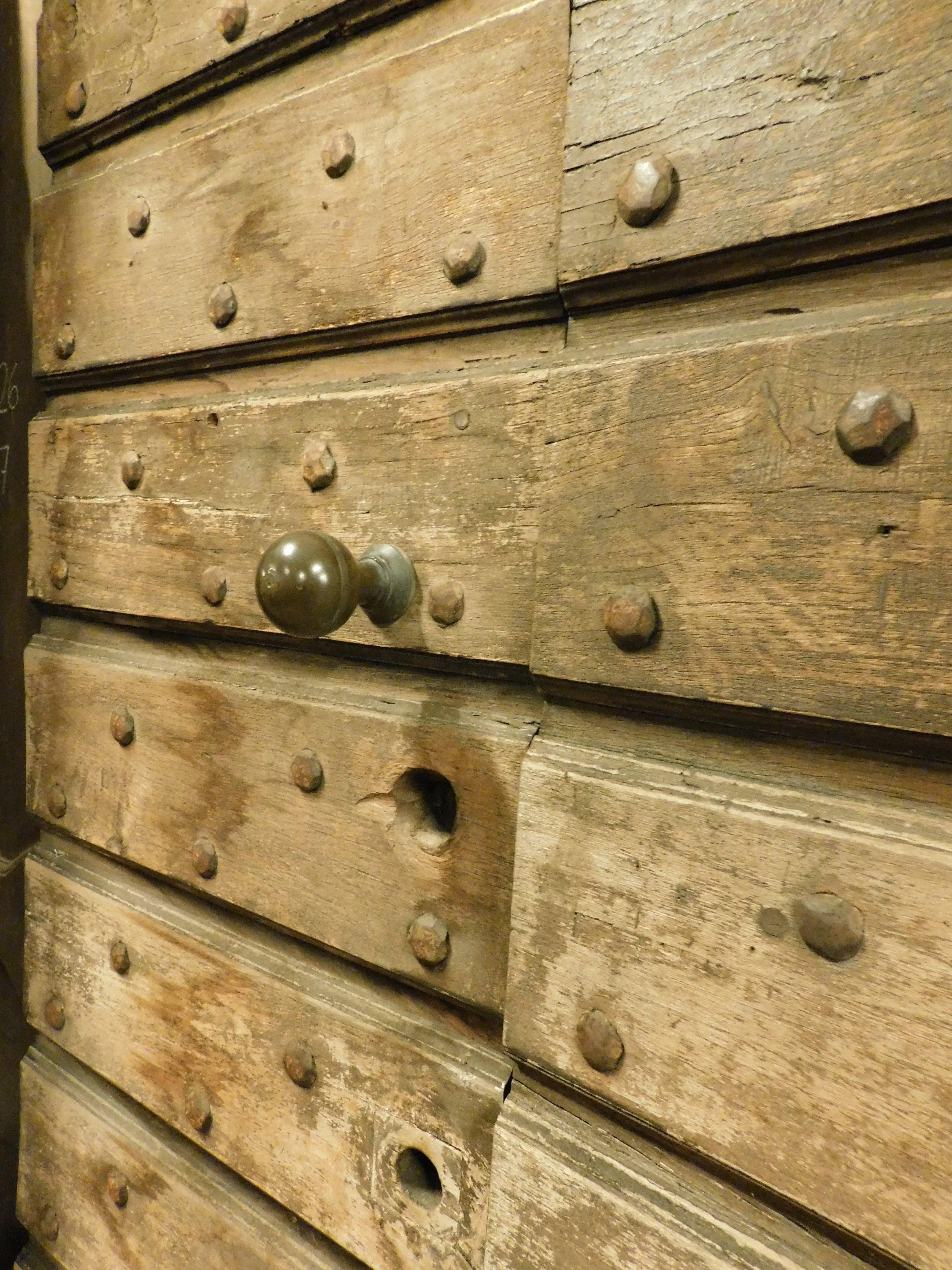Porta d'ingresso rustica in legno chiodato a due ante, Italia in vendita 1