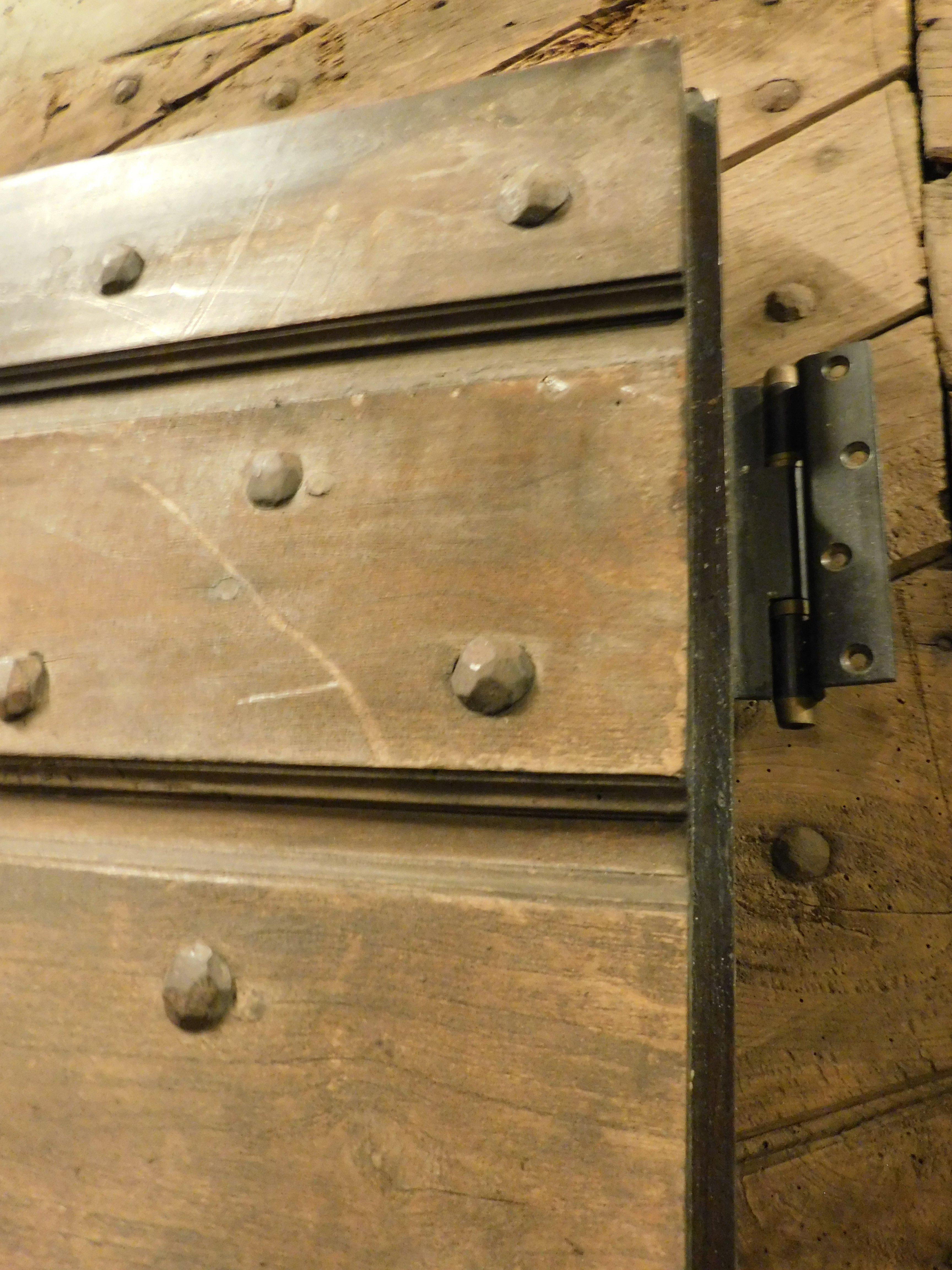 Porta d'ingresso rustica in legno chiodato a due ante, Italia in vendita 2