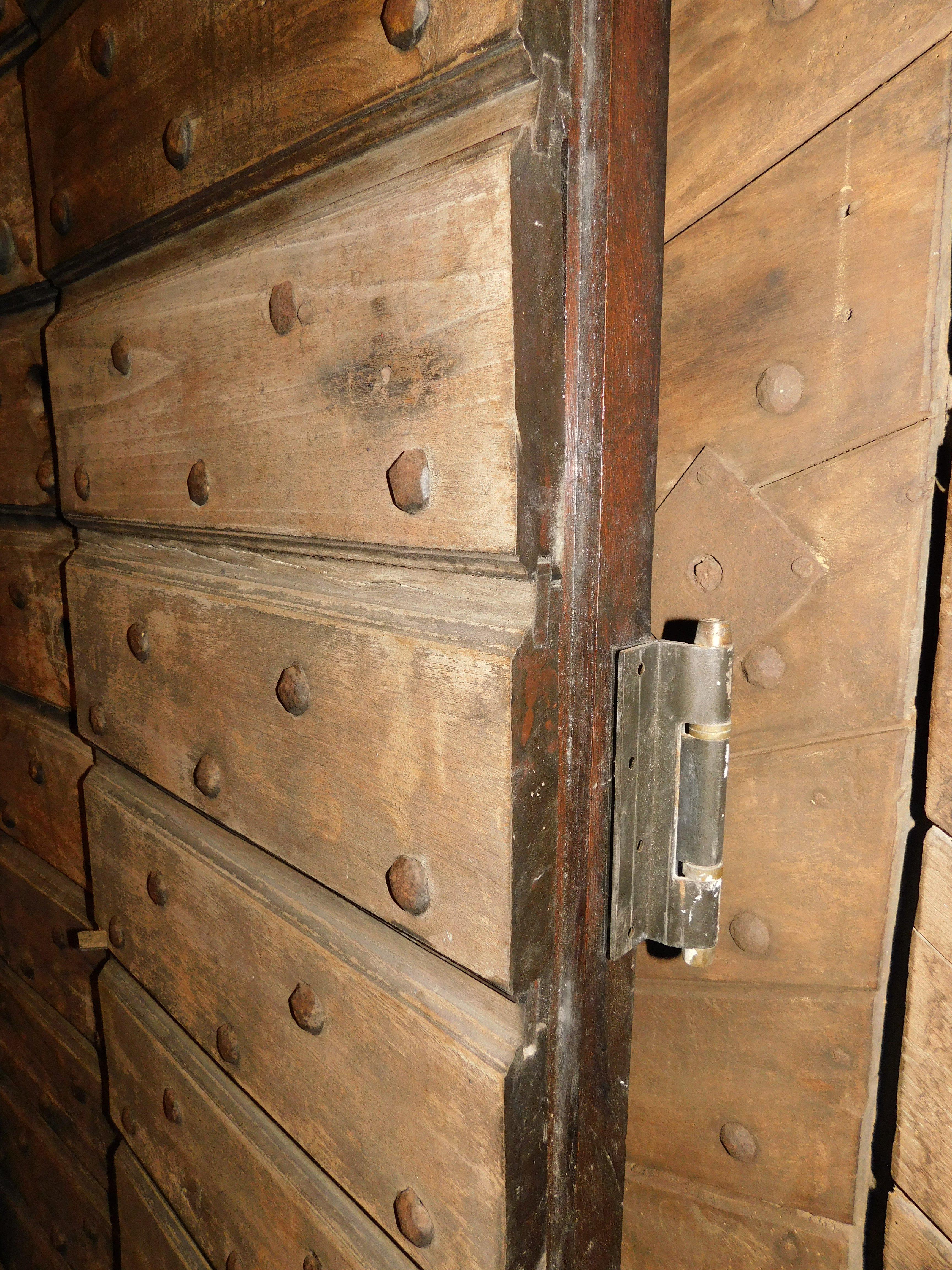 Porta d'ingresso rustica in legno chiodato a due ante, Italia in vendita 3