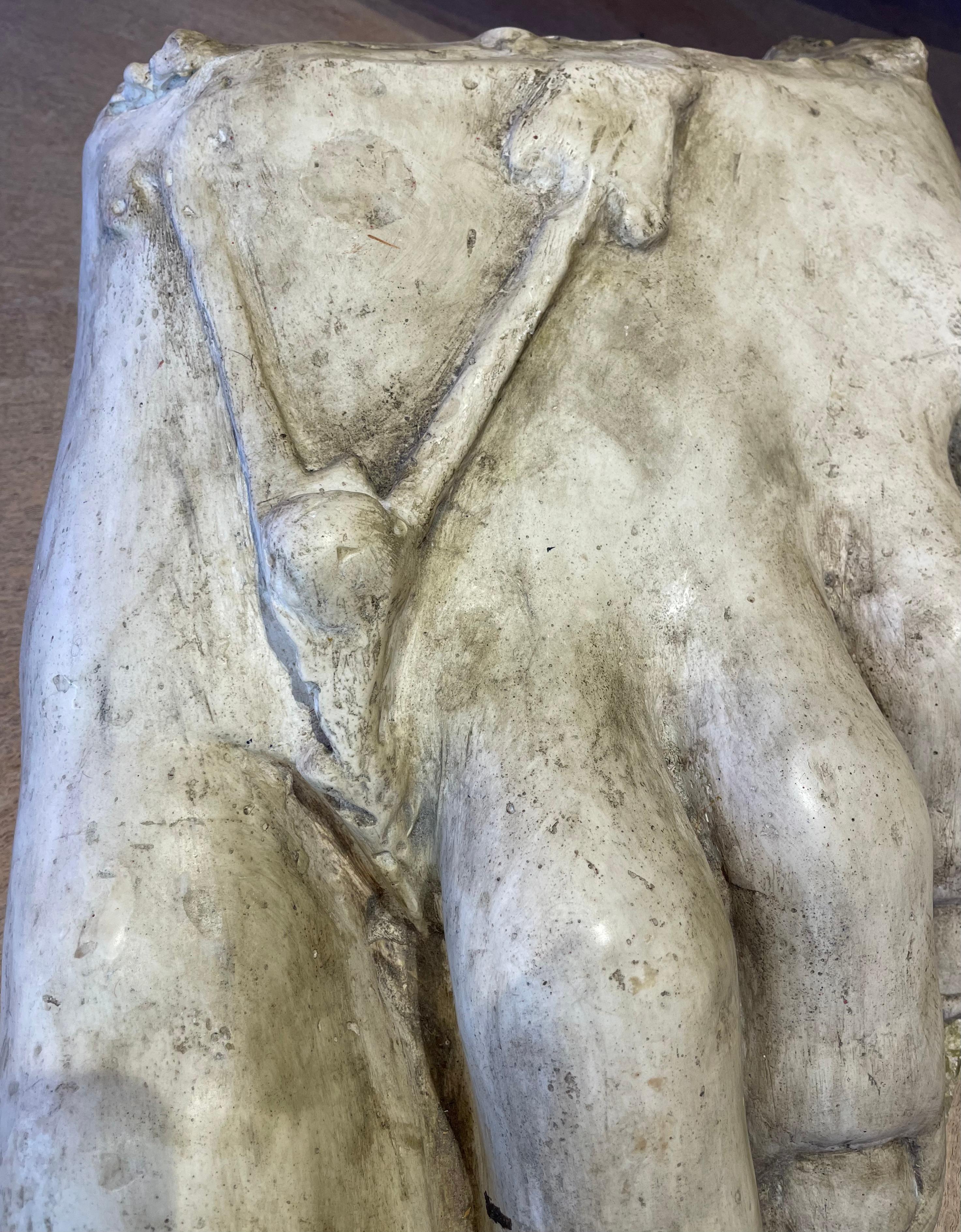 Rustikale europäische akademische Gipsfragment-Skulptur eines römischen Fußes aus dem 19. Jahrhundert  im Angebot 6