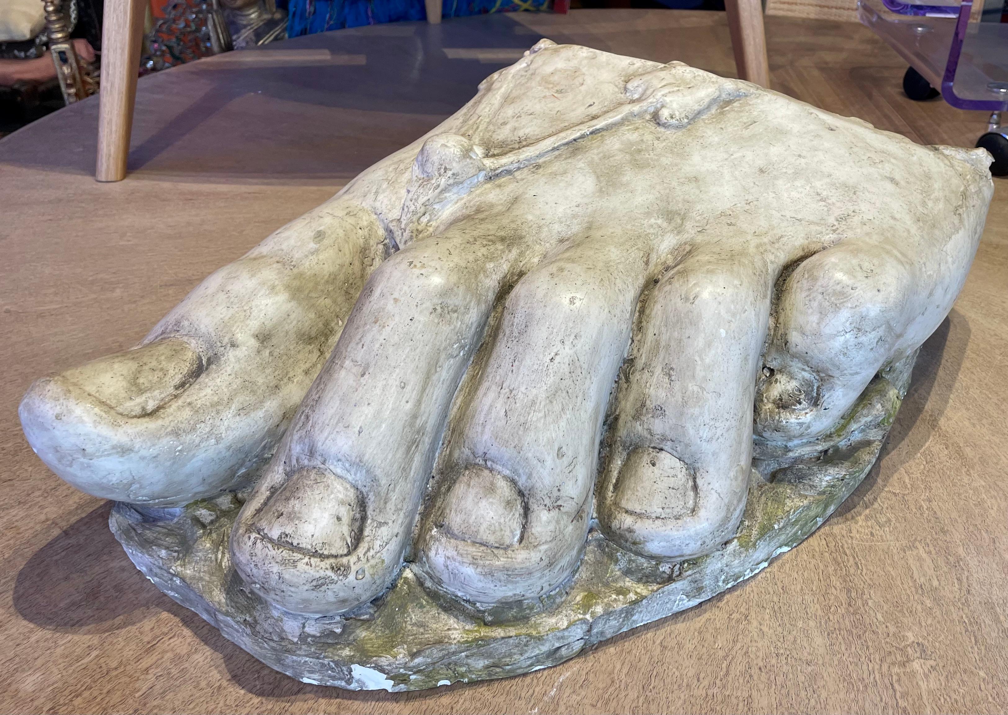 Riesiges akademisches Gipsfragment eines römischen Fußes, der eine Sandale trägt. Schöne Patina und Details.
19. Jahrhundert.