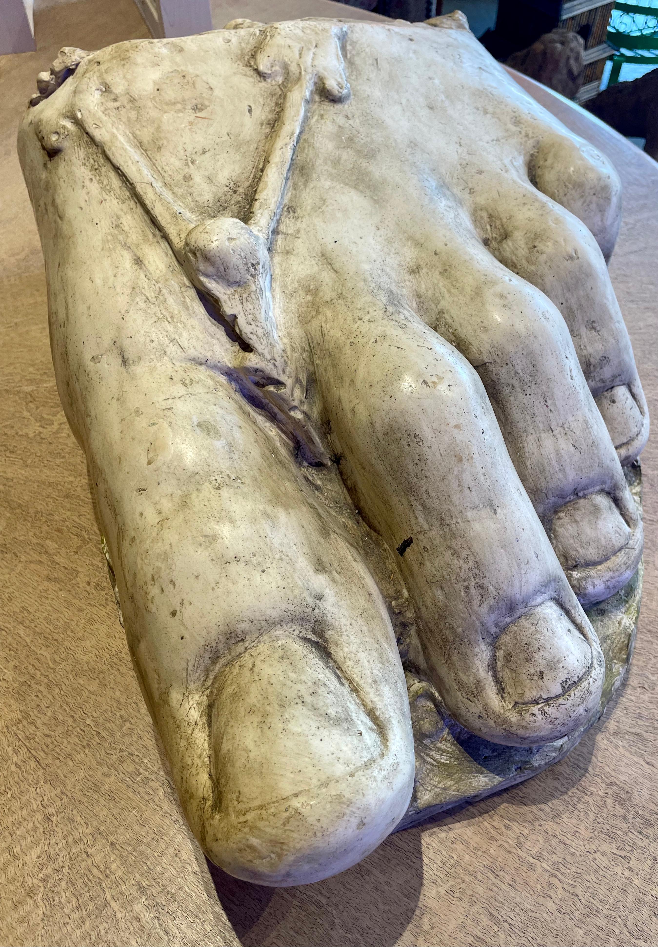 Rustikale europäische akademische Gipsfragment-Skulptur eines römischen Fußes aus dem 19. Jahrhundert  im Angebot 3