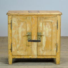 Rustikaler europäischer Kiefernholz-Eisschrank, um 1910