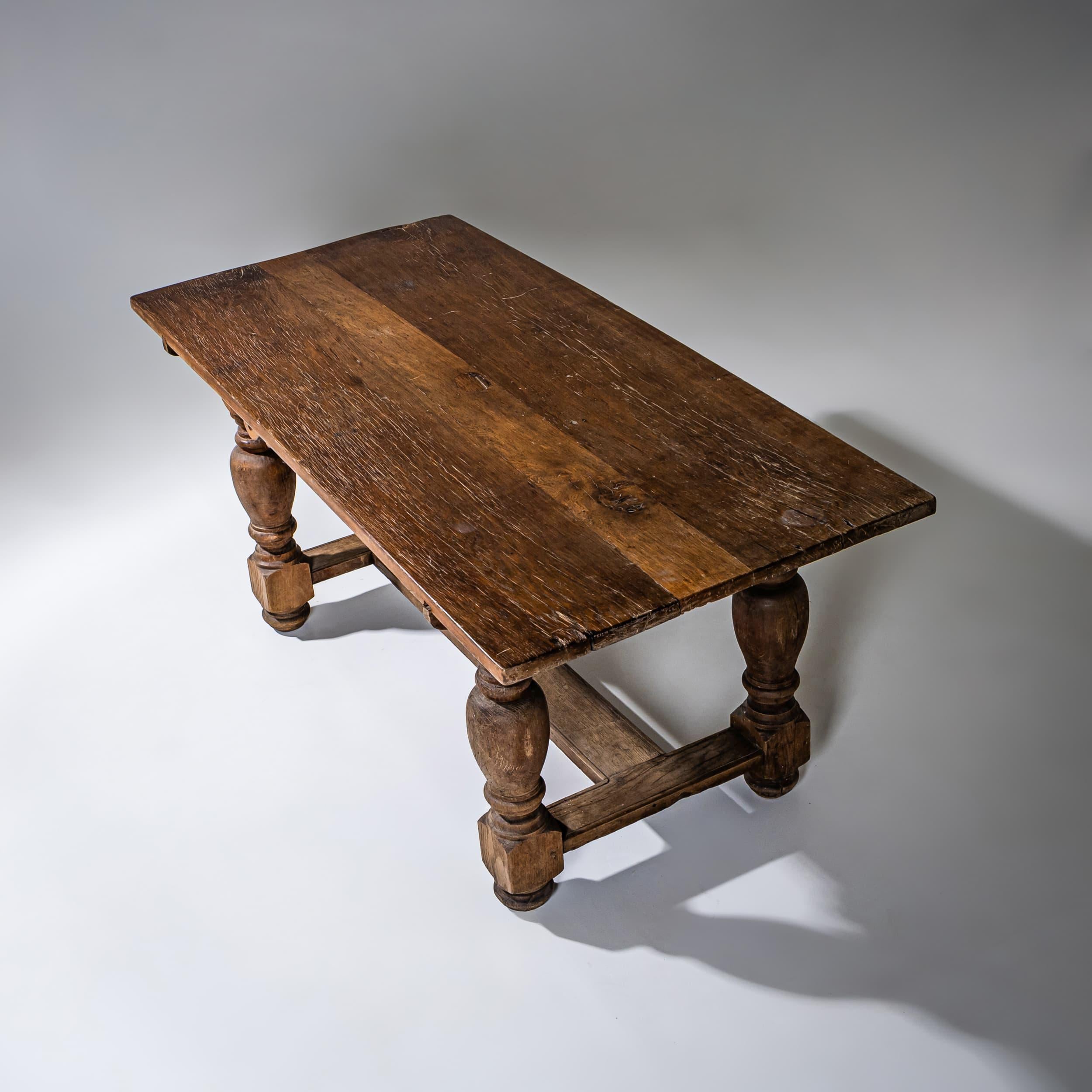 Rustique Table de salle à manger rustique en chêne sculpté, milieu du 18e siècle en vente
