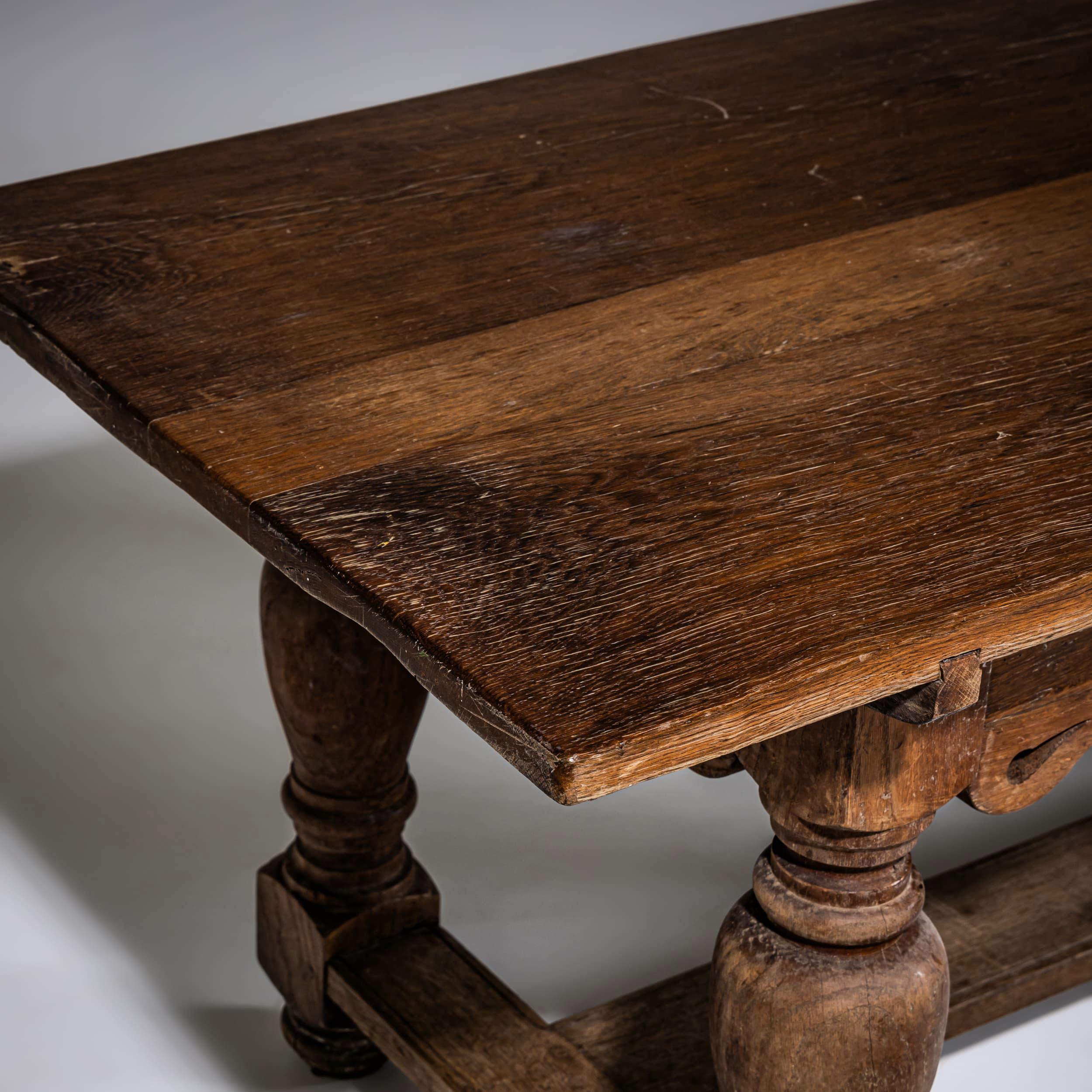 Sculpté à la main Table de salle à manger rustique en chêne sculpté, milieu du 18e siècle en vente