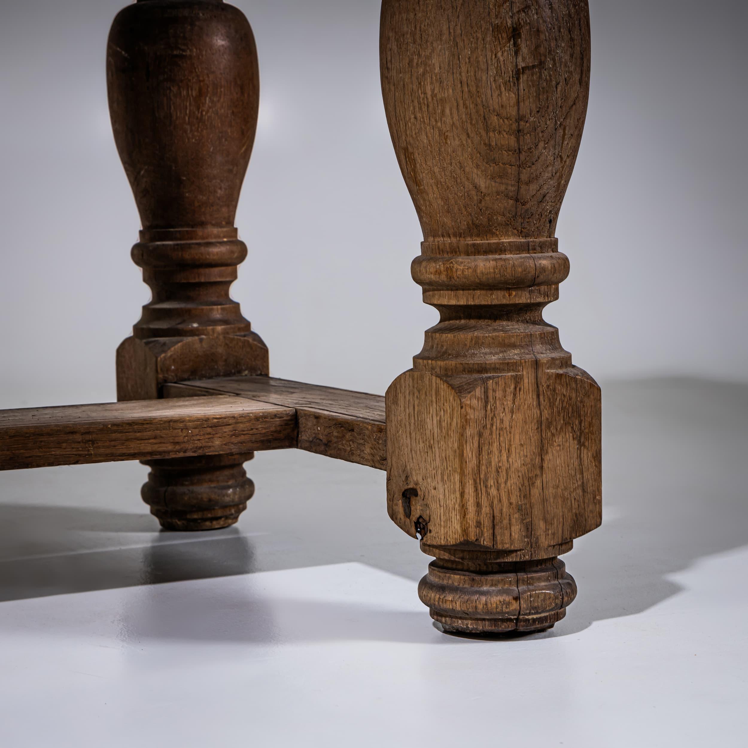 Table de salle à manger rustique en chêne sculpté, milieu du 18e siècle Bon état - En vente à Greding, DE