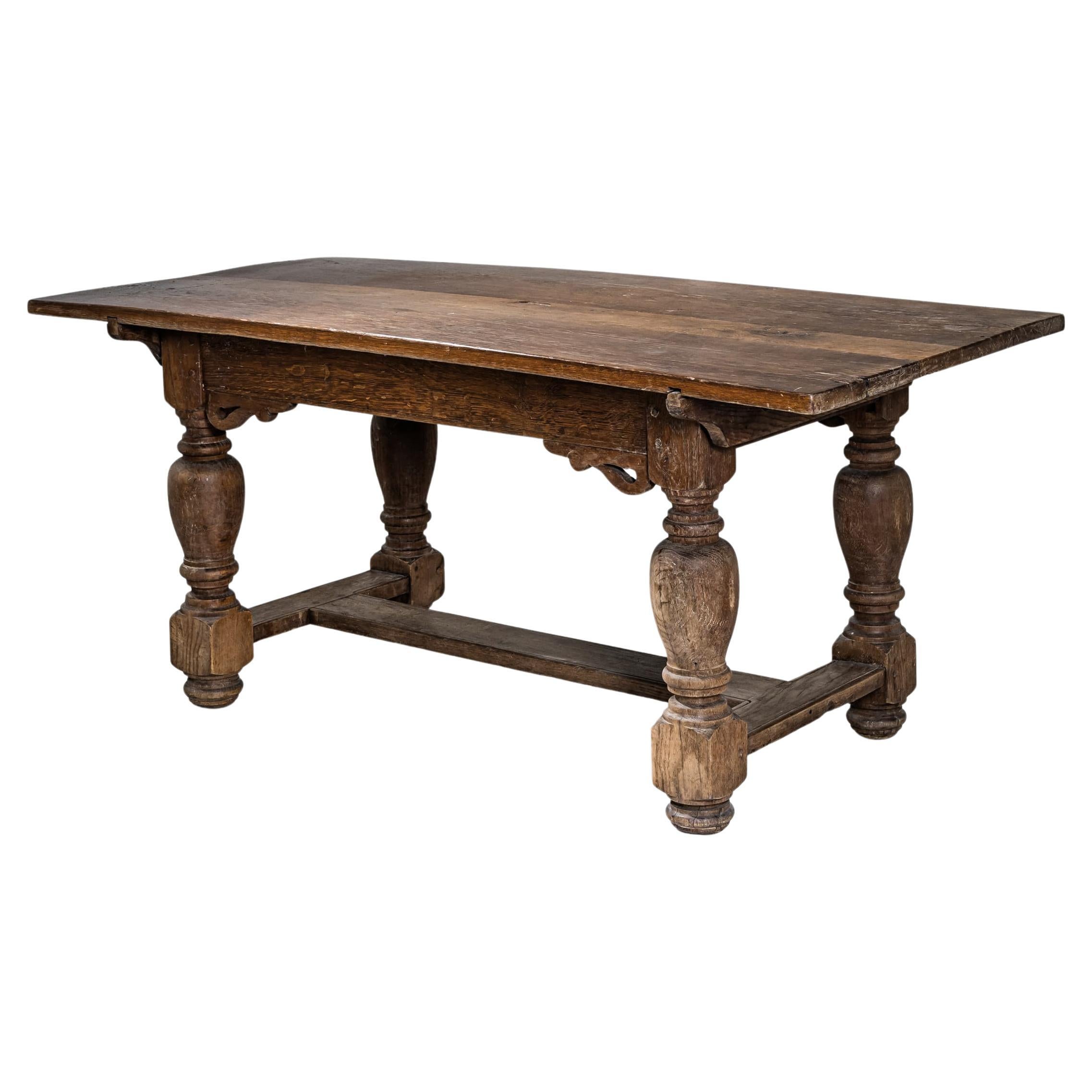 Mesa de comedor rústica de granja tallada en roble, mediados del siglo XVIII