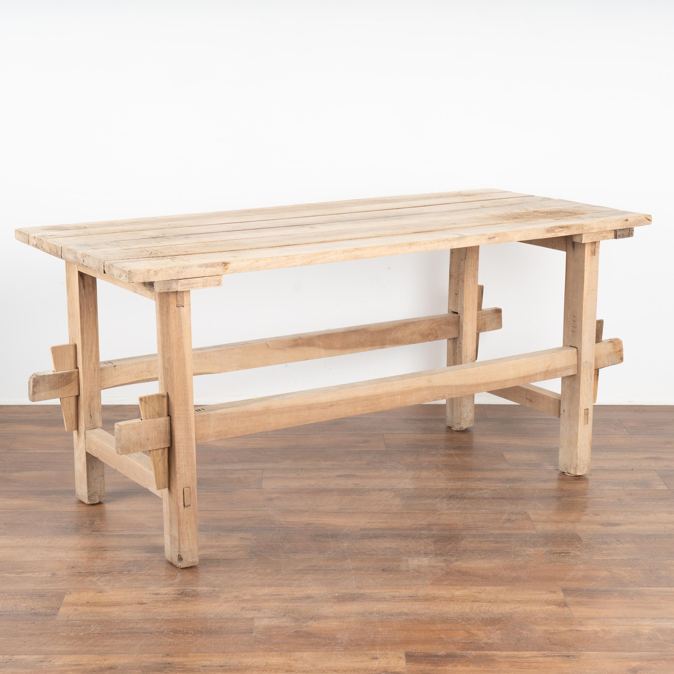 Cette magnifique table de ferme ancienne provenant de la campagne suédoise servira de table rustique dans les maisons modernes d'aujourd'hui.
Cette table à tréteaux servait à l'origine de  table de travail. Regardez les photos du dessus pour