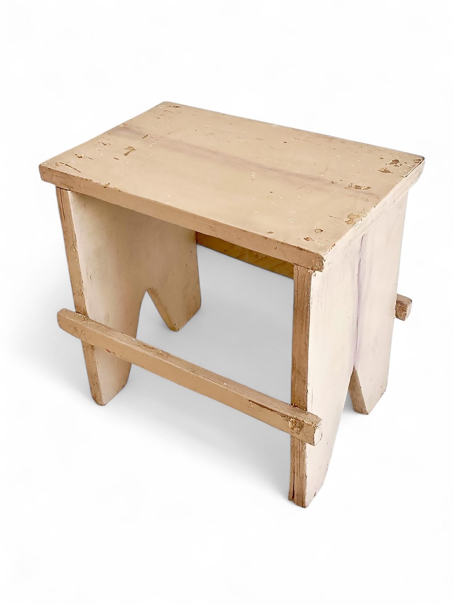 Rustikaler Bauernholzhocker oder Akzent-Beistelltisch mit Patina, Spanien, frühes 20. Jahrhundert (Handgefertigt) im Angebot