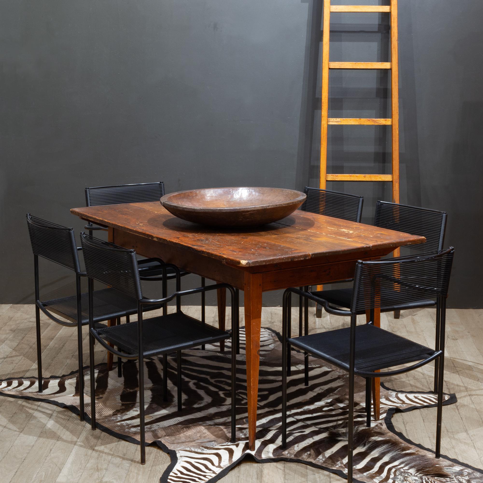 À PROPOS DE

Une table de salle à manger rustique avec un plateau en bois ancien. Le plateau est constitué de trois larges planches de bois joliment vieillies. Les grandes planches de bois indiquent l'âge de la pièce, car les arbres récoltés étaient