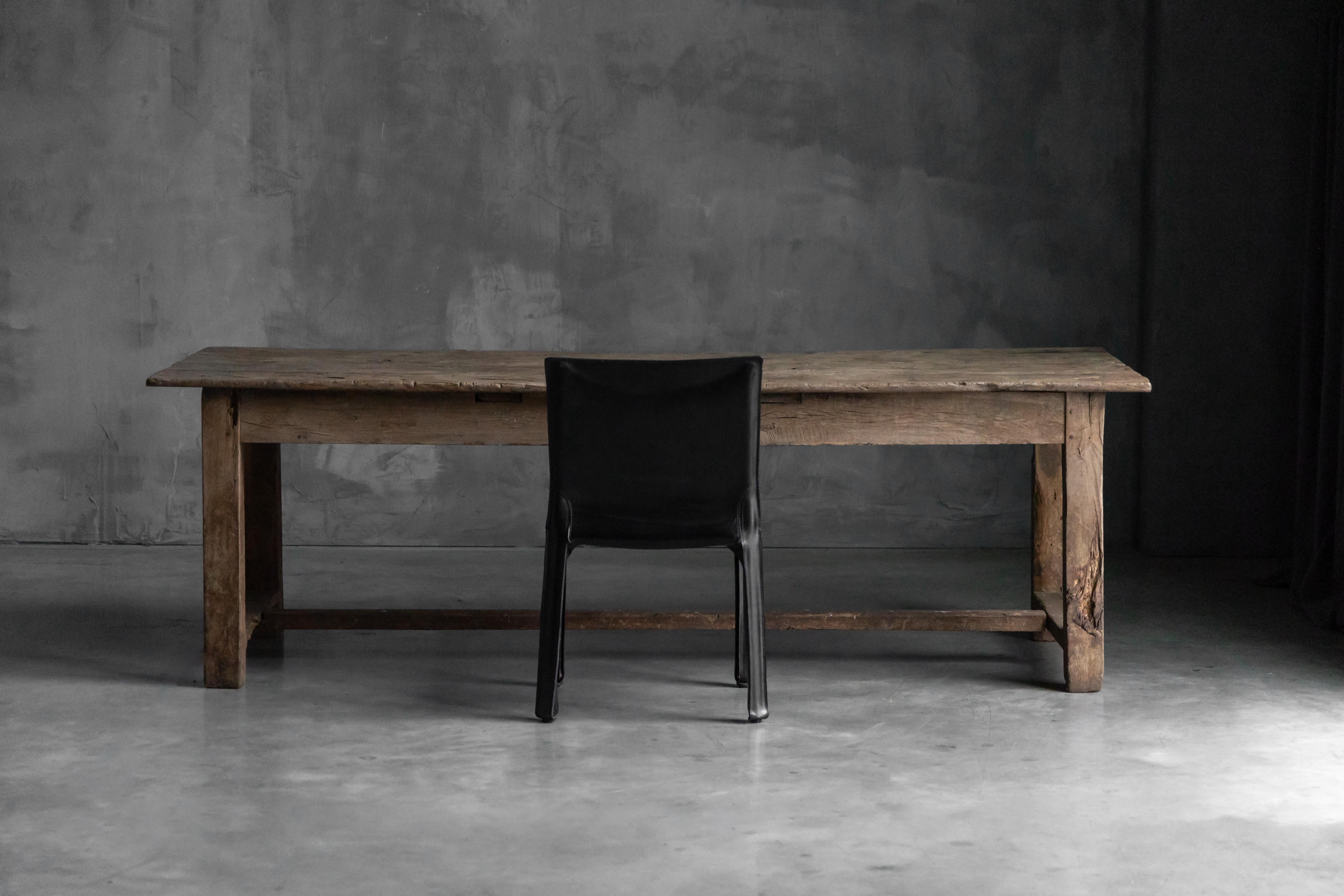 Cette authentique table de ferme du XIXe siècle est fabriquée en chêne massif et présente une magnifique patine d'usage qui s'est développée au fil des générations. Son plateau en planches épaisses, riche en texture naturelle et en imperfections,