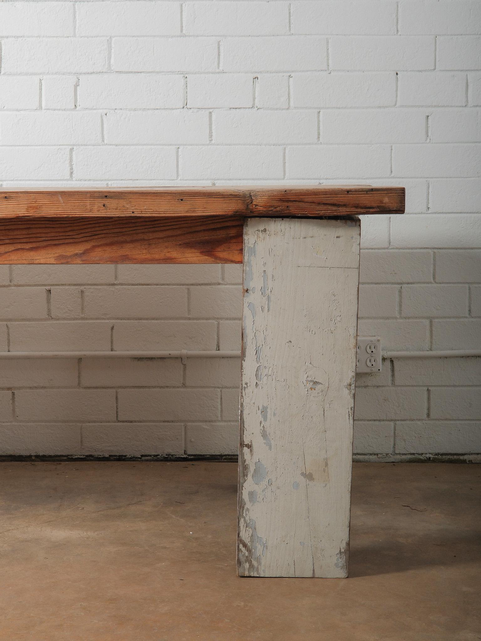 Rustique Table de salle à manger rustique avec incrustations de tranches de Wood Wood Nature et base peinte en vente