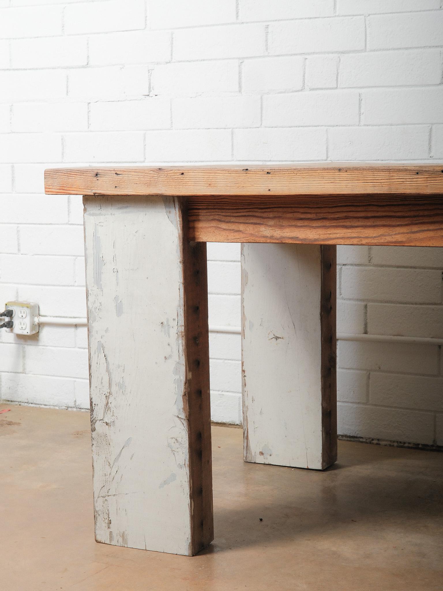 Table de salle à manger rustique avec incrustations de tranches de Wood Wood Nature et base peinte Bon état - En vente à High Point, NC