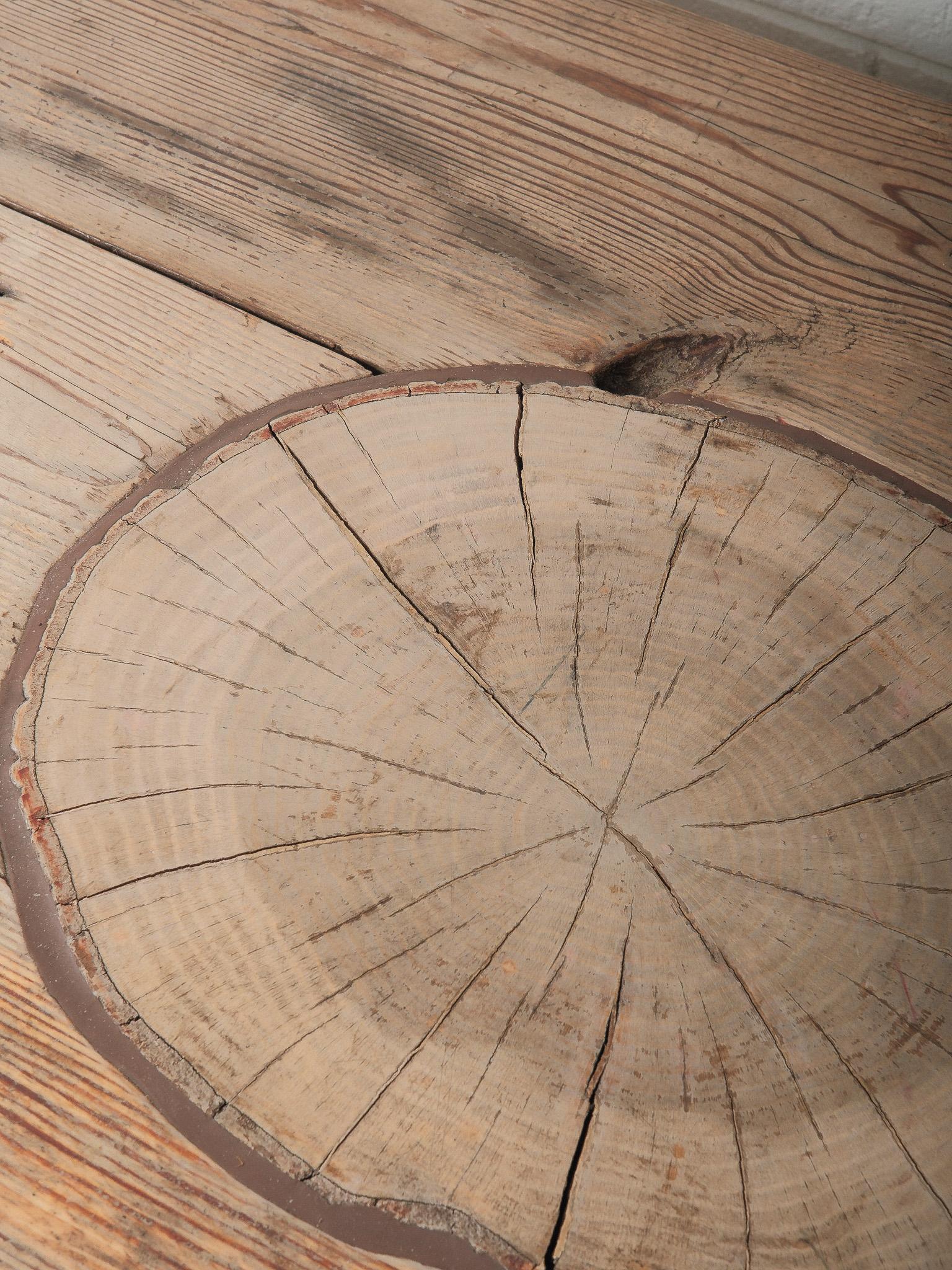 20ième siècle Table de salle à manger rustique avec incrustations de tranches de Wood Wood Nature et base peinte en vente