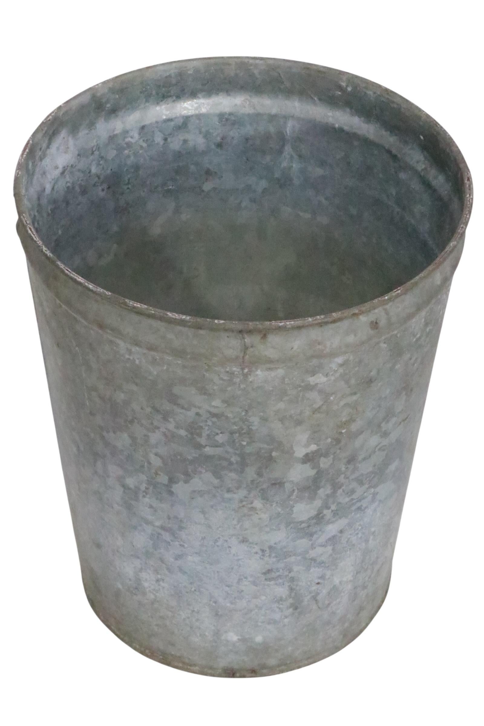 Colección de cubos de floristería vintage ( 16 uds. disponibles ) construidos en hojalata galvanizada. Recuperado de una floristería de la vieja escuela, cerrada hace tiempo. 
 Hemos puesto precio a estos artículos y los ofrecemos individualmente;