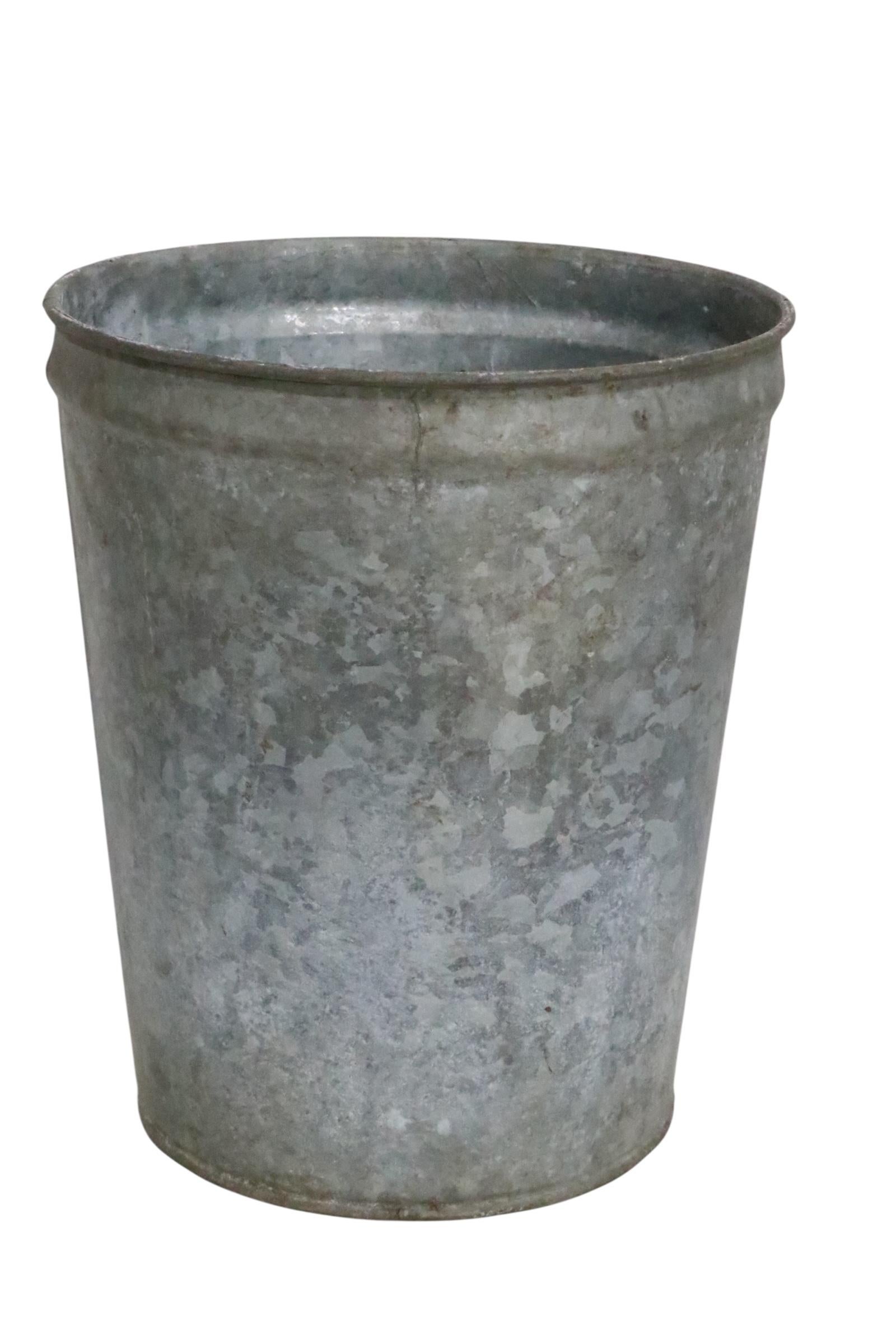 Cubos de hojalata galvanizada de estilo industrial rústico 16 disponibles Industrial en venta