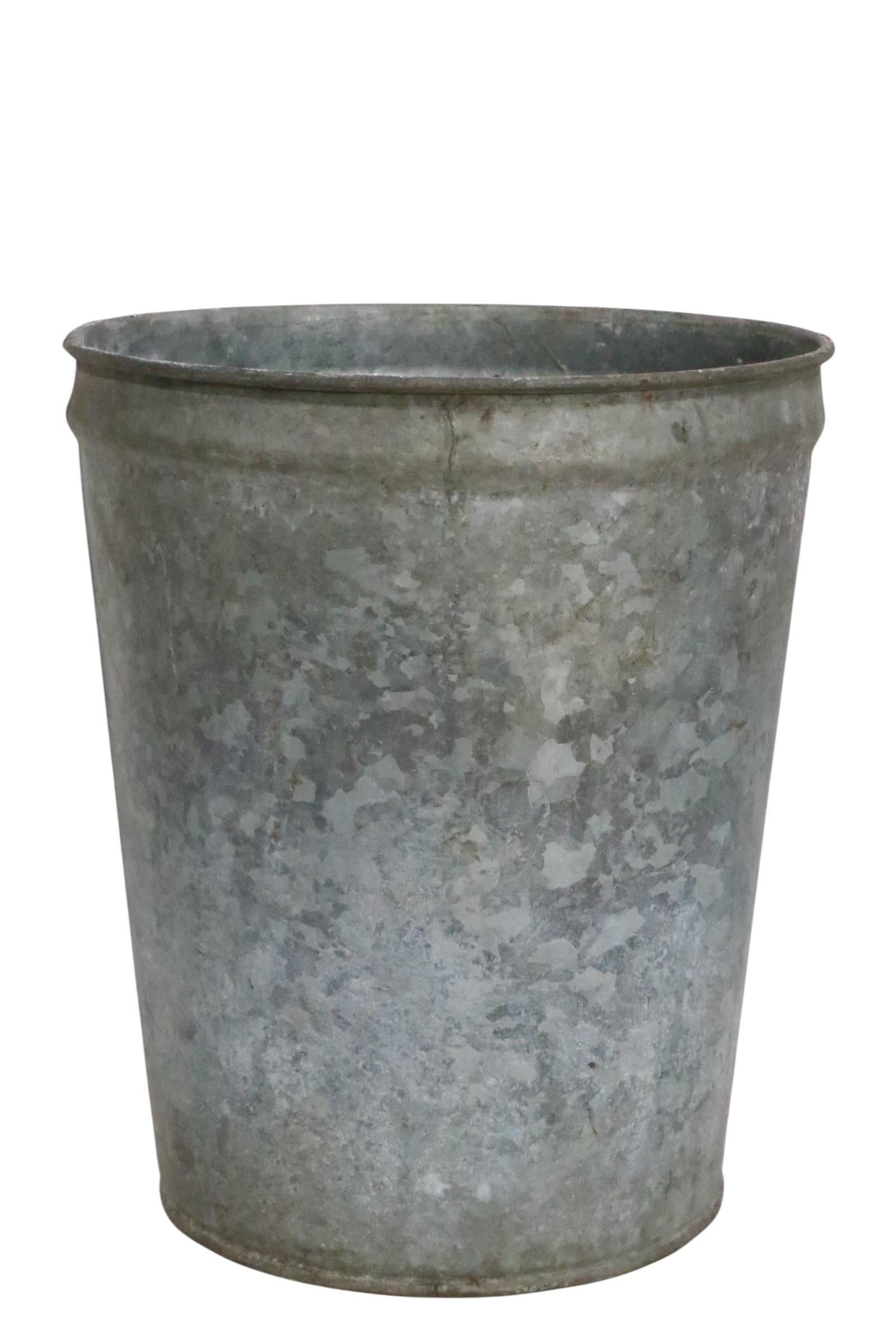 Cubos de hojalata galvanizada de estilo industrial rústico 16 disponibles Estadounidense en venta