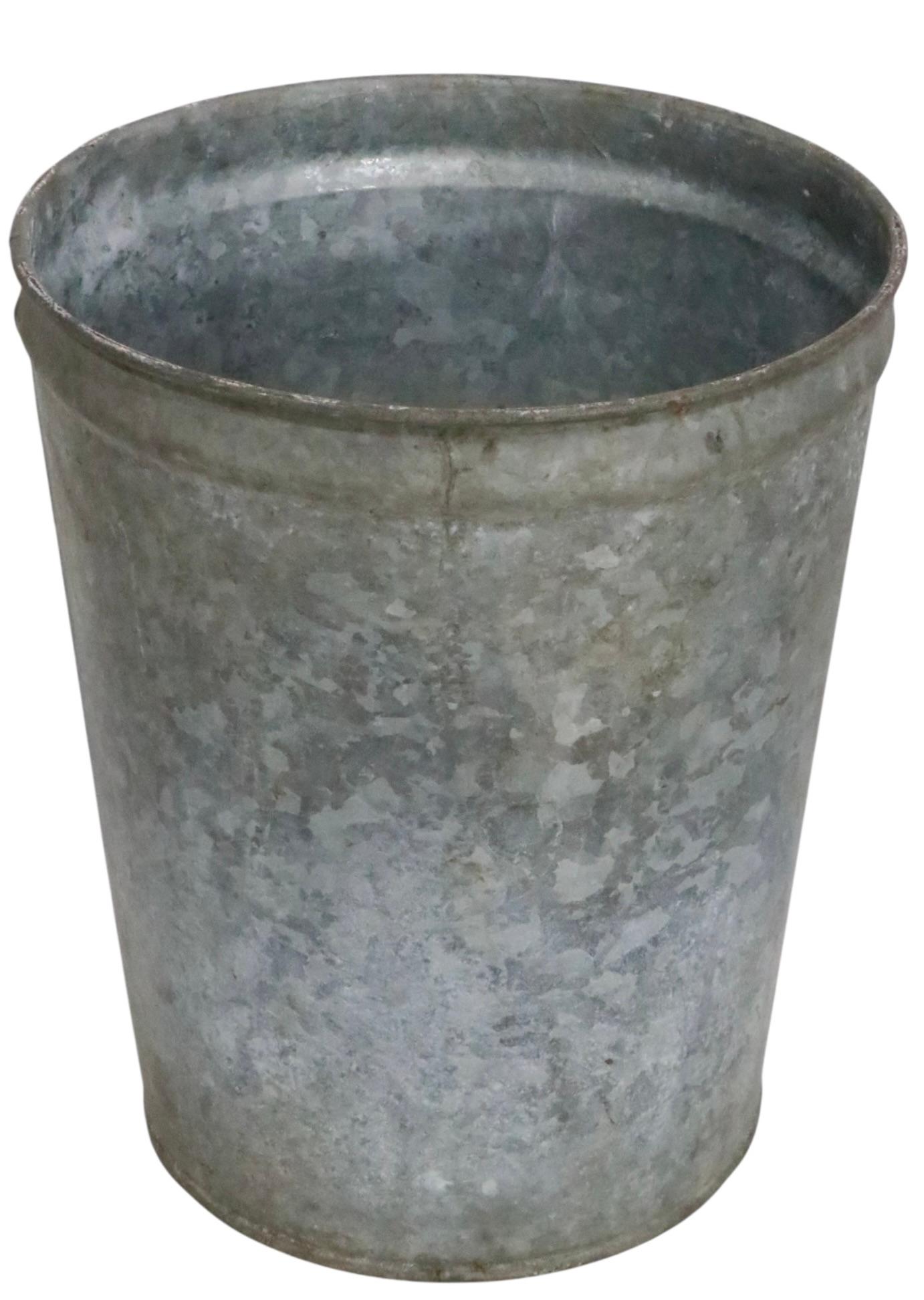 Cubos de hojalata galvanizada de estilo industrial rústico 16 disponibles en Bueno estado para la venta en New York, NY